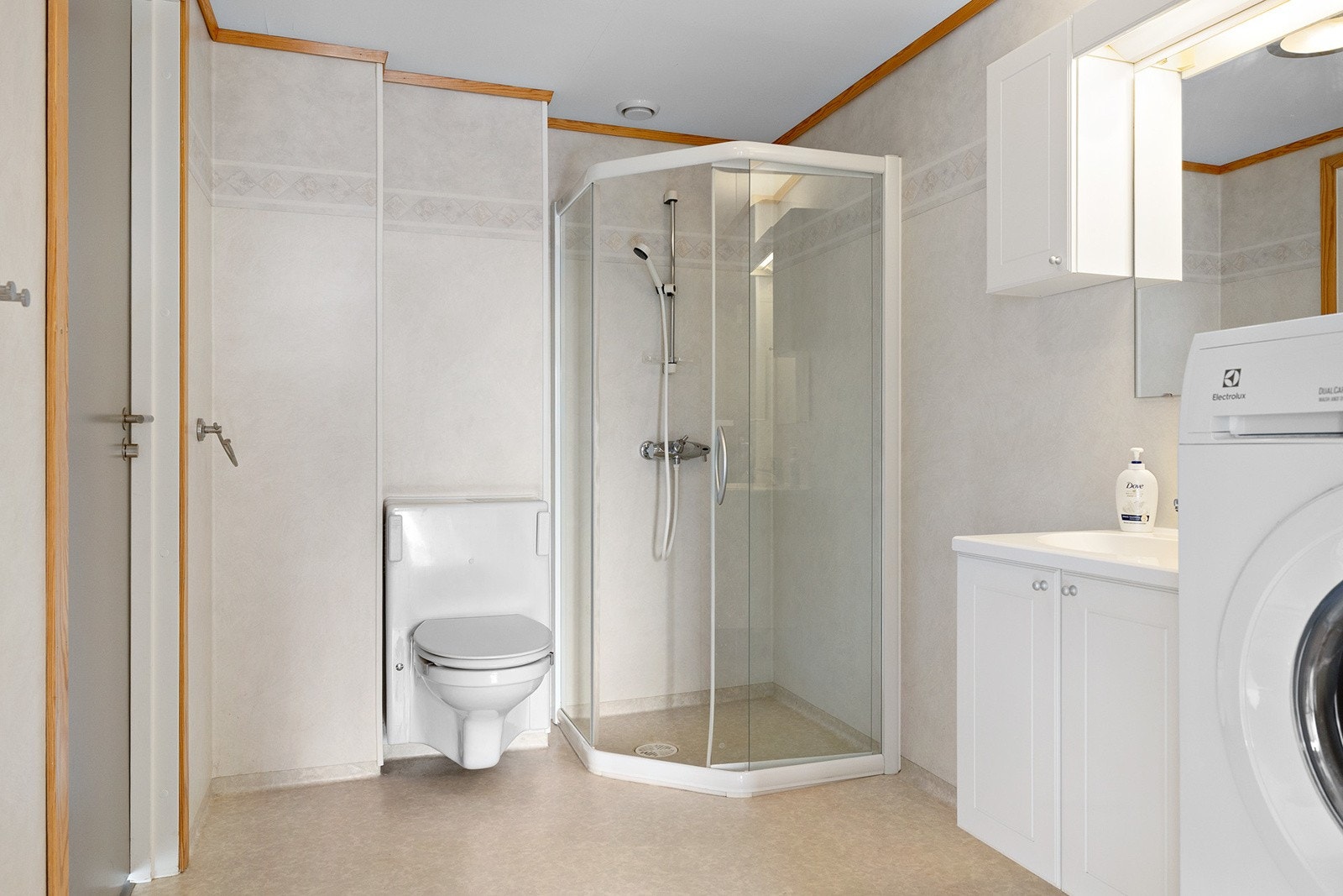 Bad med adkomst både fra gang og soverom. Innredning, dusjvegger, toalett og opplegg for vaskemaksin Galleribilde