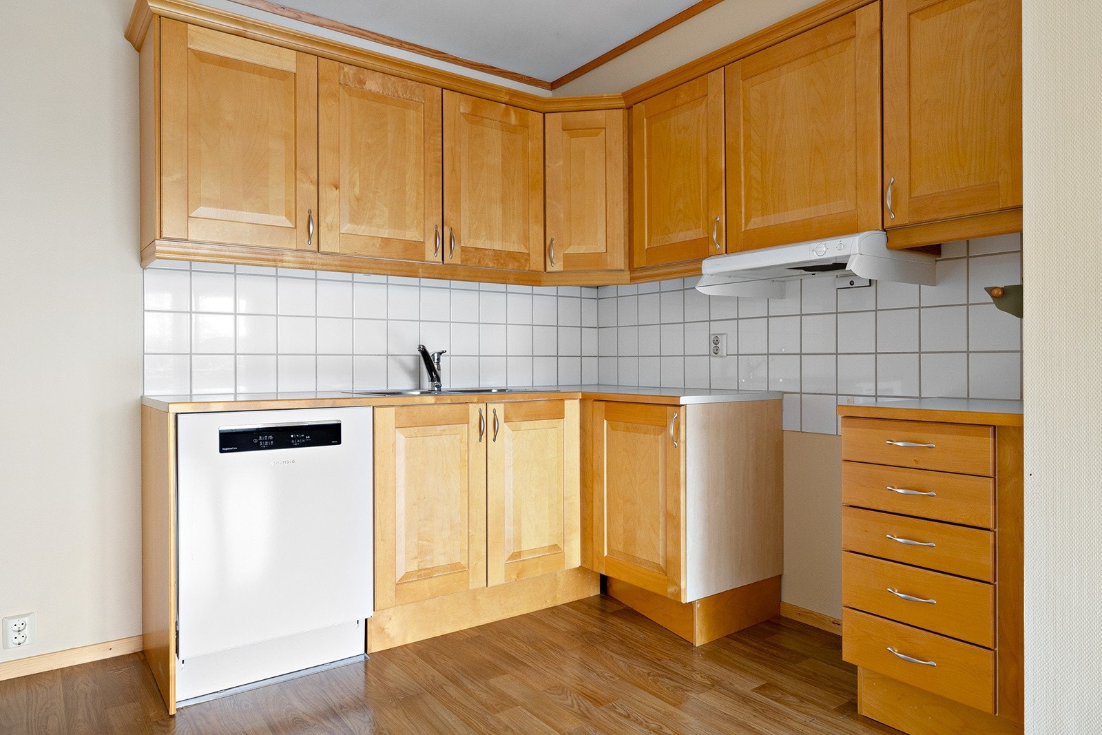 Pent kjøkken med oppvaskmaskin som medfølger Galleribilde