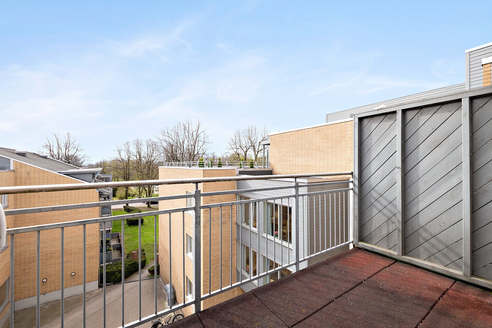 Balkong med utsyn til atrium og gløtt av sprutparken Galleribilde