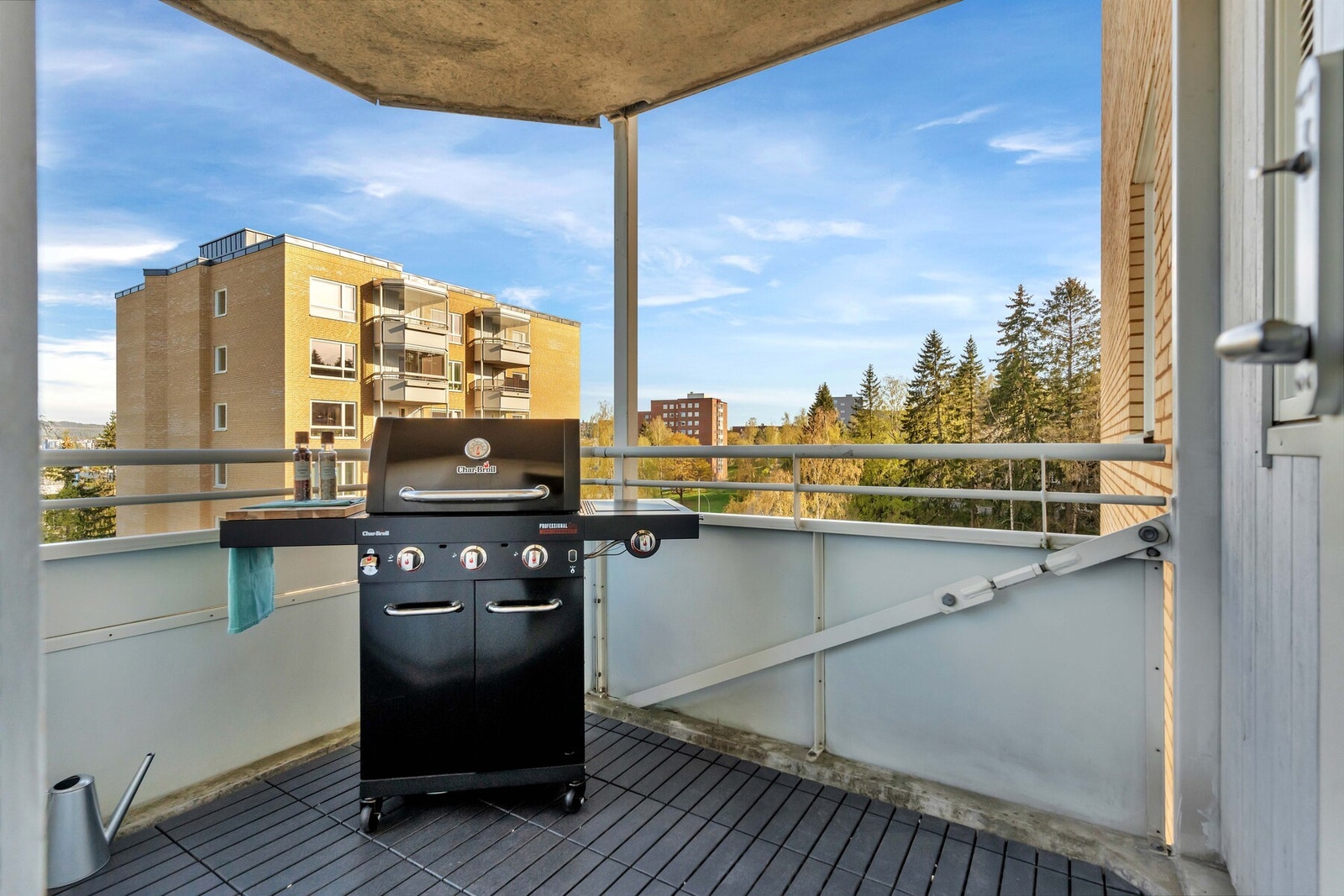 Balkongen er oppmålt til 7 kvm. Her er det fine solforhold! God plass til å innrede med grill og møbler. Galleribilde