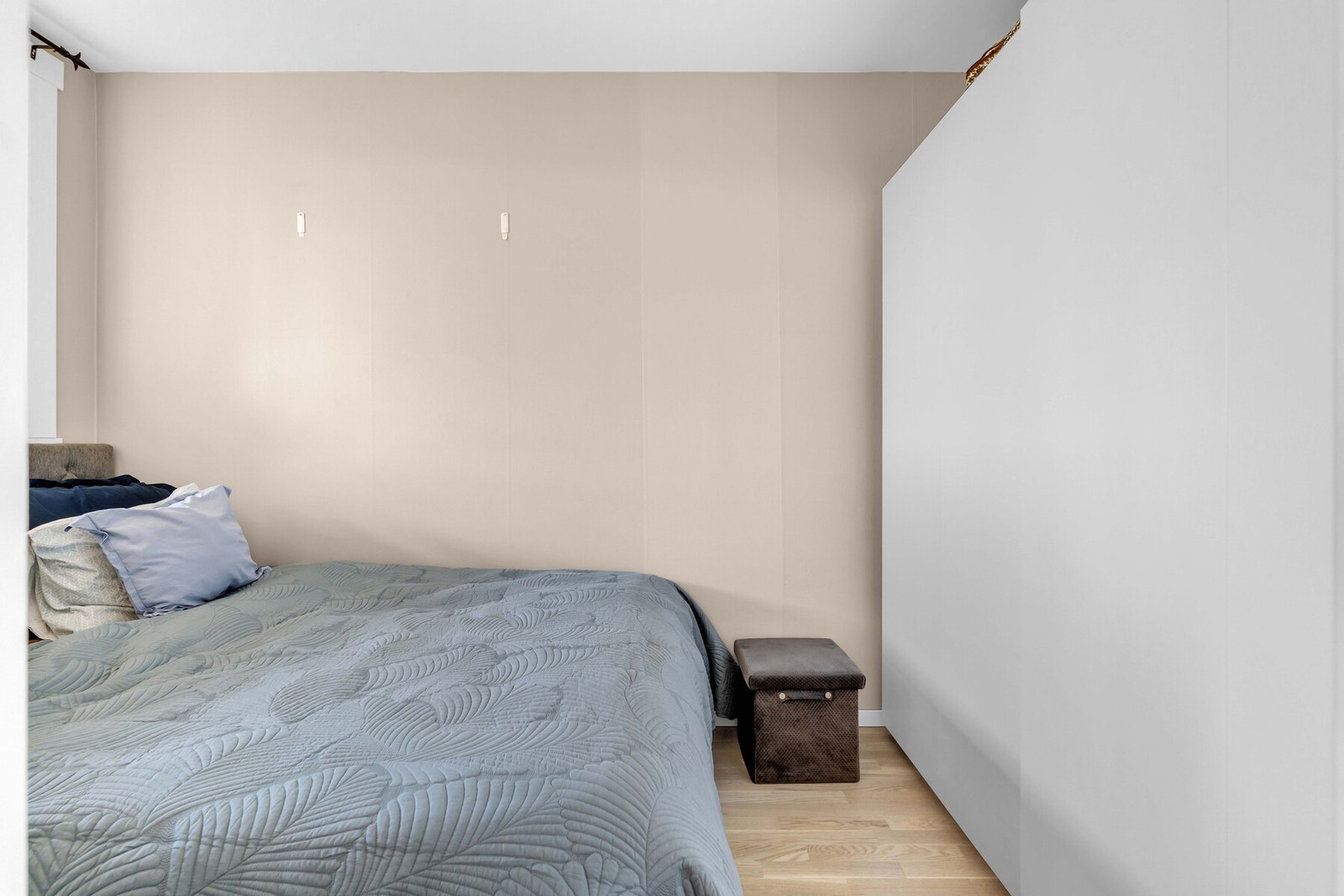 Store garderobeskap for oppbevaring. Galleribilde