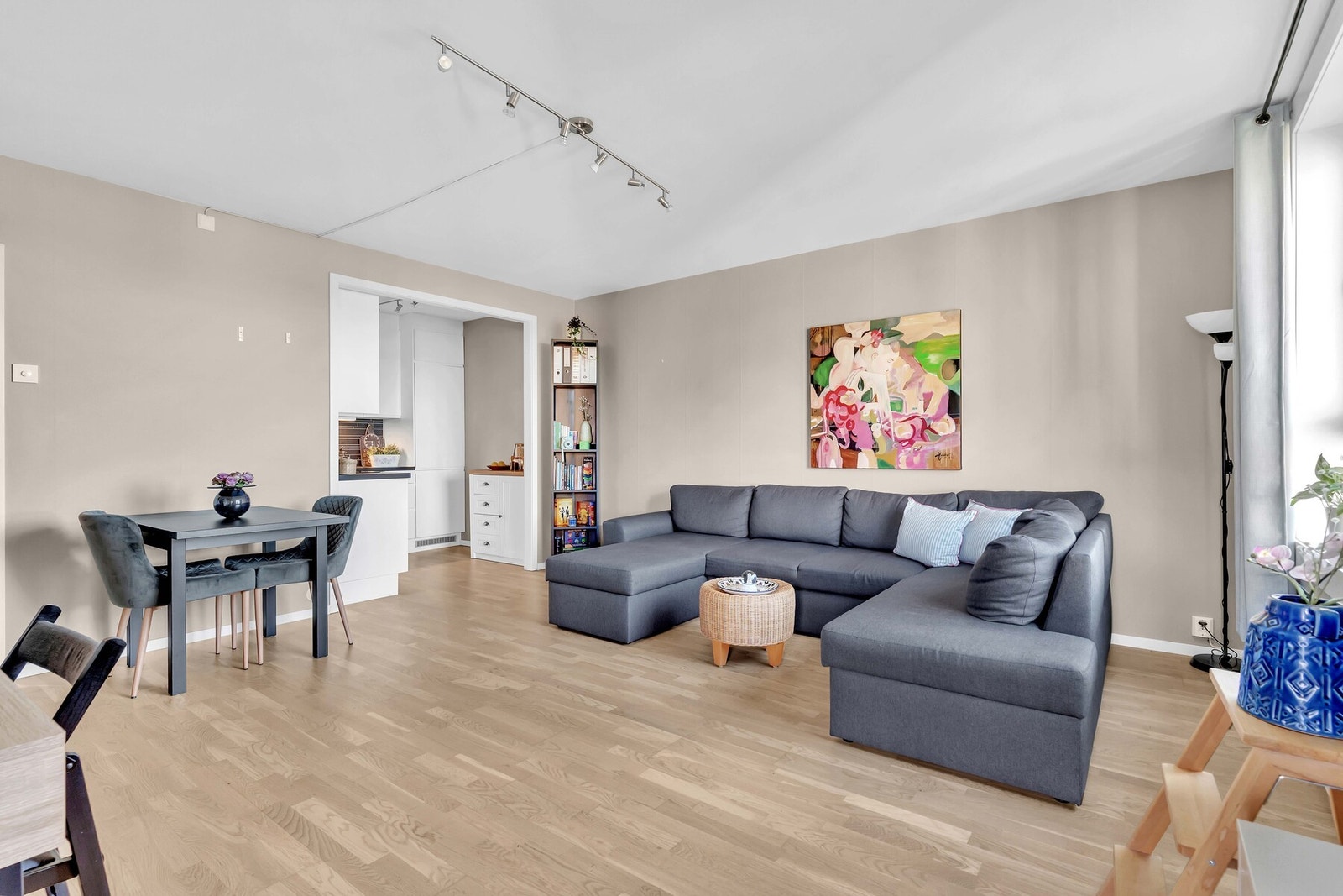 Leiligheten oppleves som lys og trivelig med dagslys strømmende fra de store vindusflatene. Vinduene er for øvrig fra 2022. Galleribilde