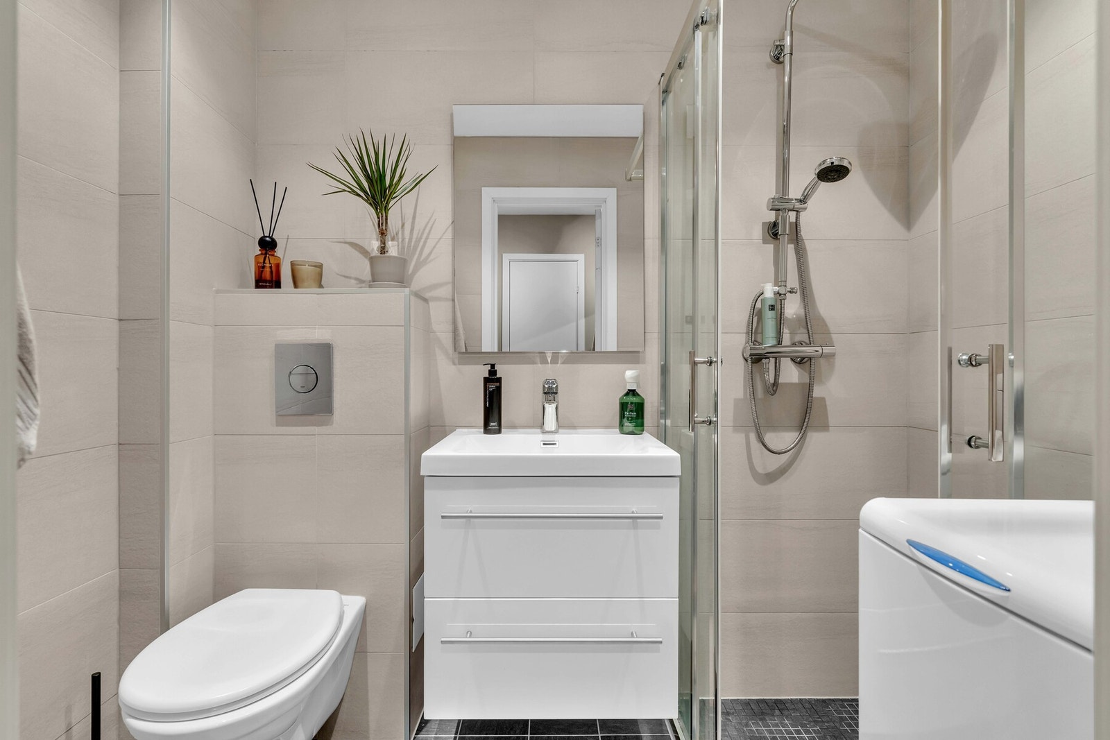 Stilrent baderom fra 2019 med gulvvarme og downlights i himling. Galleribilde