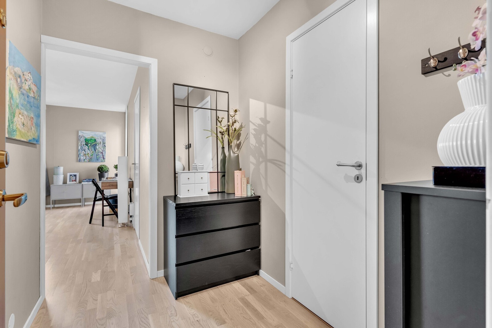 Velkommen inn! Innbydende entré. Fra entréen er det adkomst til baderommet. Galleribilde