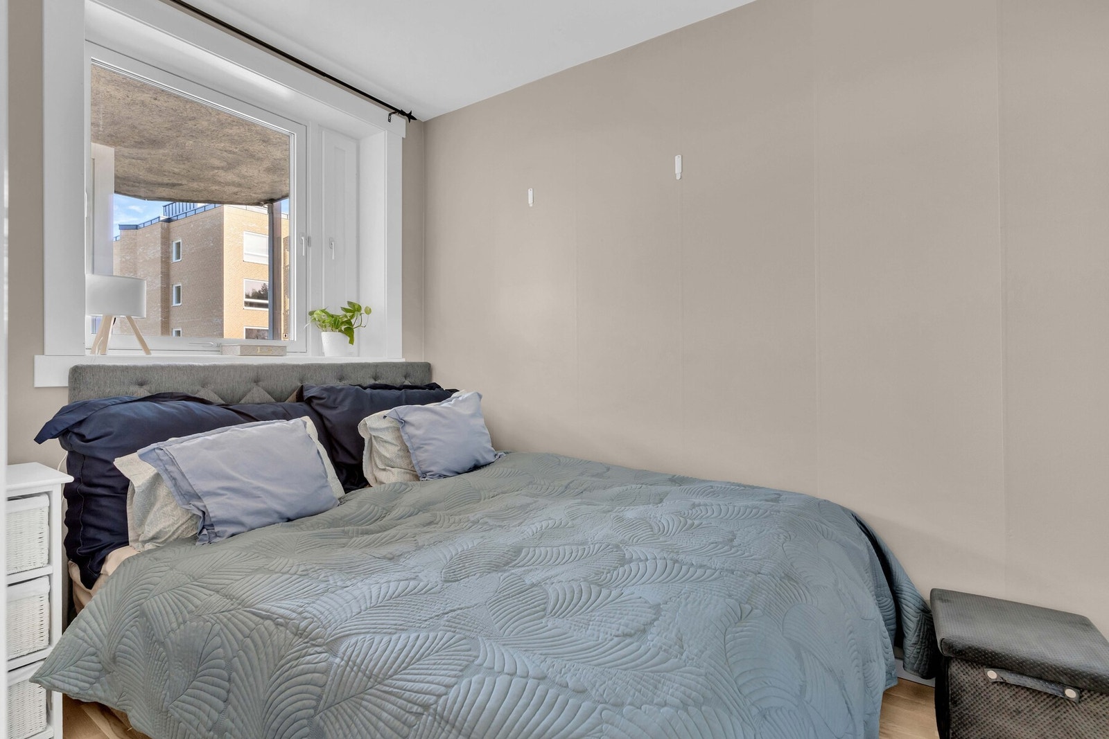 Soverommet har adkomst fra stuen. Her er det god plass til dobbeltseng. Galleribilde