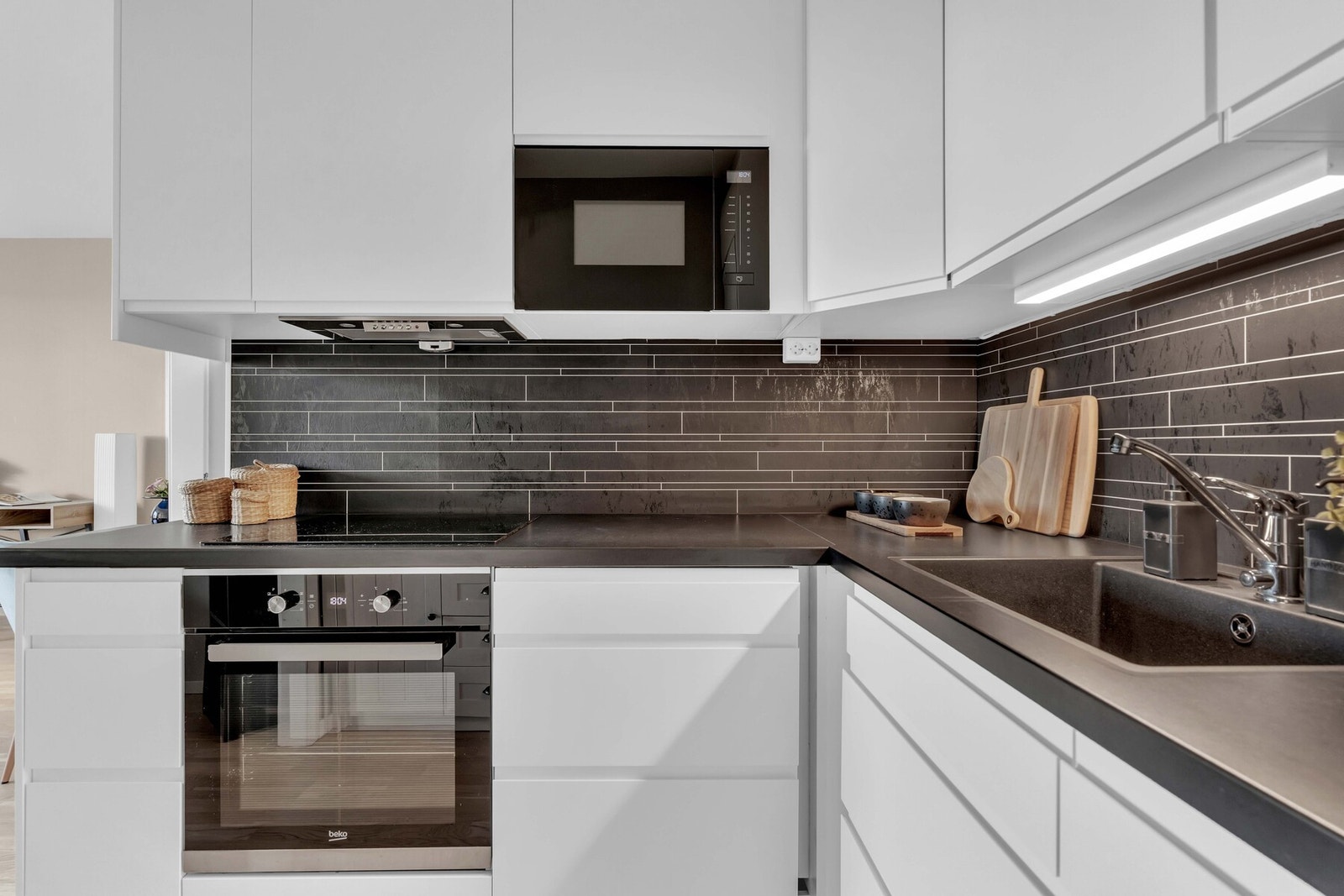 Her er det godt med oppbevaringsplass i både under- og overskap, samt en god benkeflate for matlaging. Galleribilde