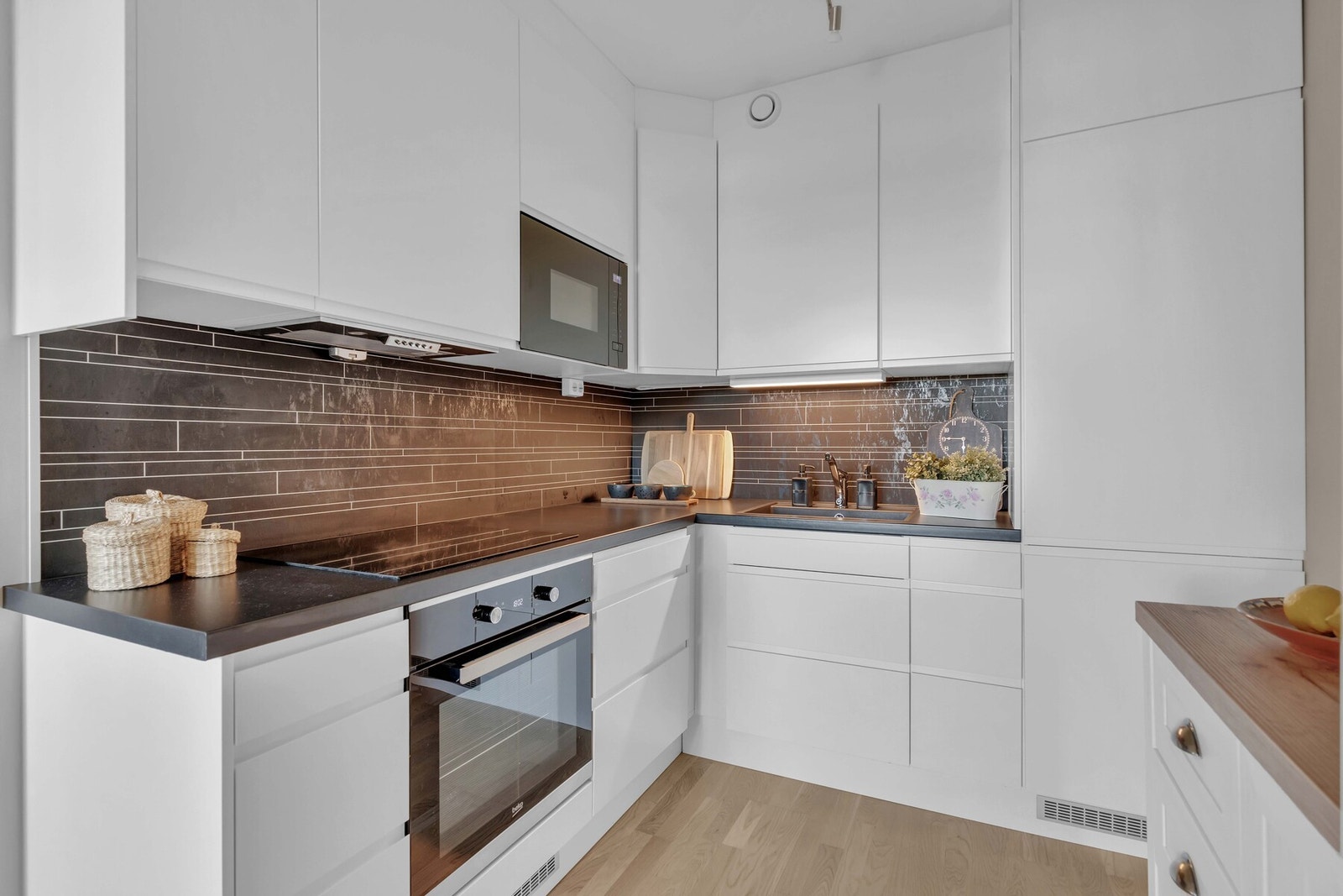 Kjøkkeninnredningen, som for øvrig er fra 2019, fremstår pent og moderne. Galleribilde