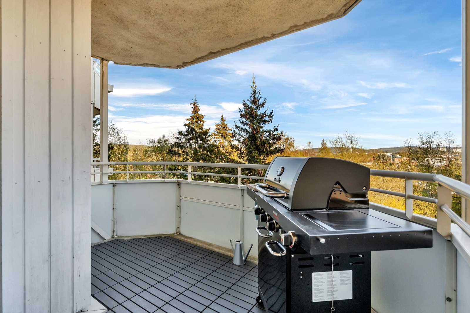 Vi går videre ut til balkongen - en nydelig forlengelse av leiligheten. Galleribilde