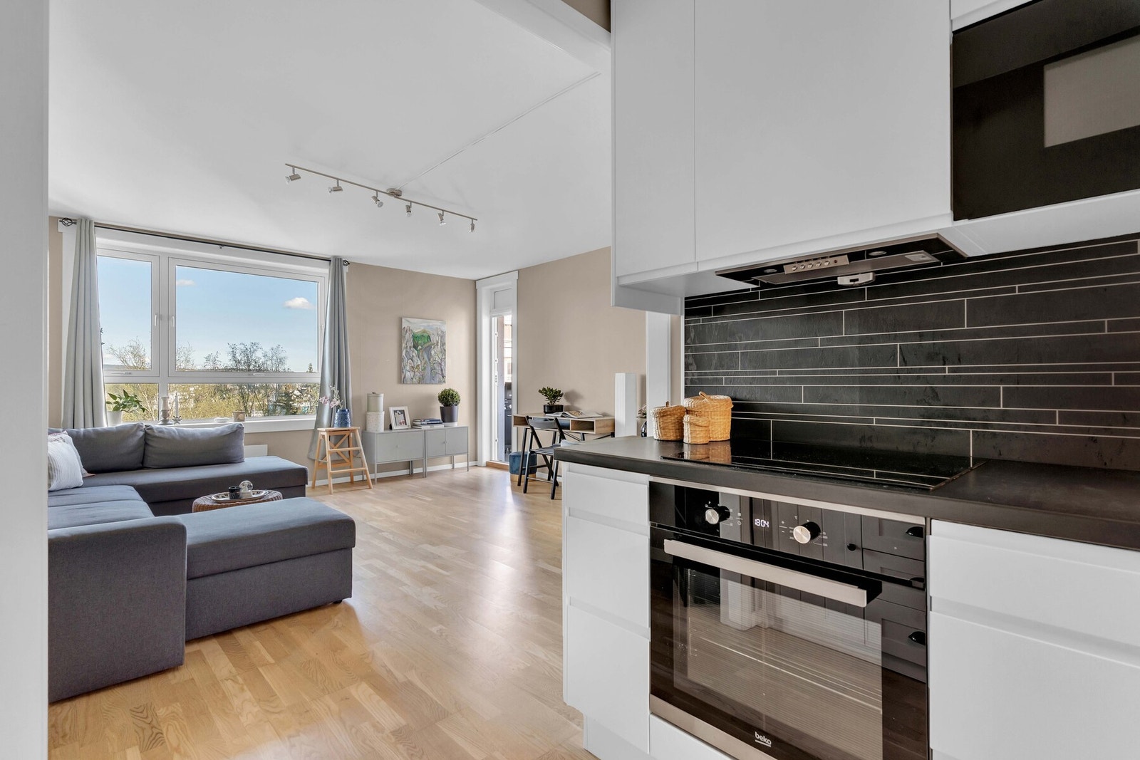 Det er integrerte hvitevarer som kjøleskap med frysedel, oppvaskmaskin, mikro og komfyr samt nedfelt induksjonstopp som medfølger salget. Galleribilde