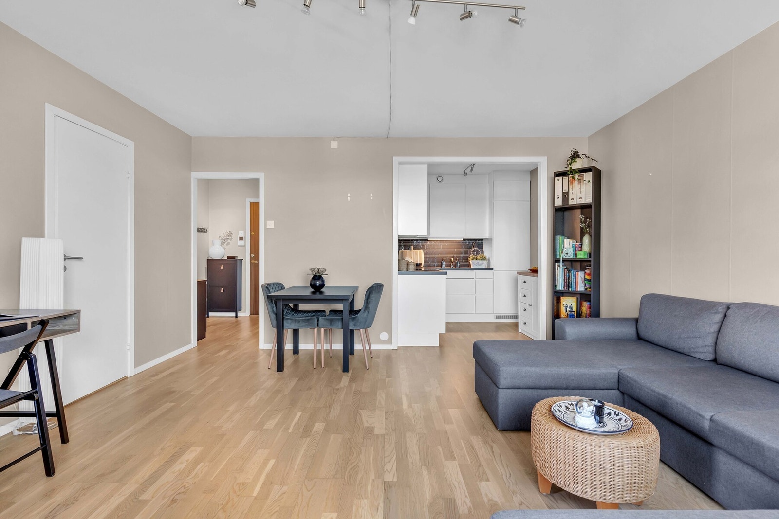 Kjøkkenet ligger i åpen løsning mot stuen. Sosialt og praktisk. Galleribilde