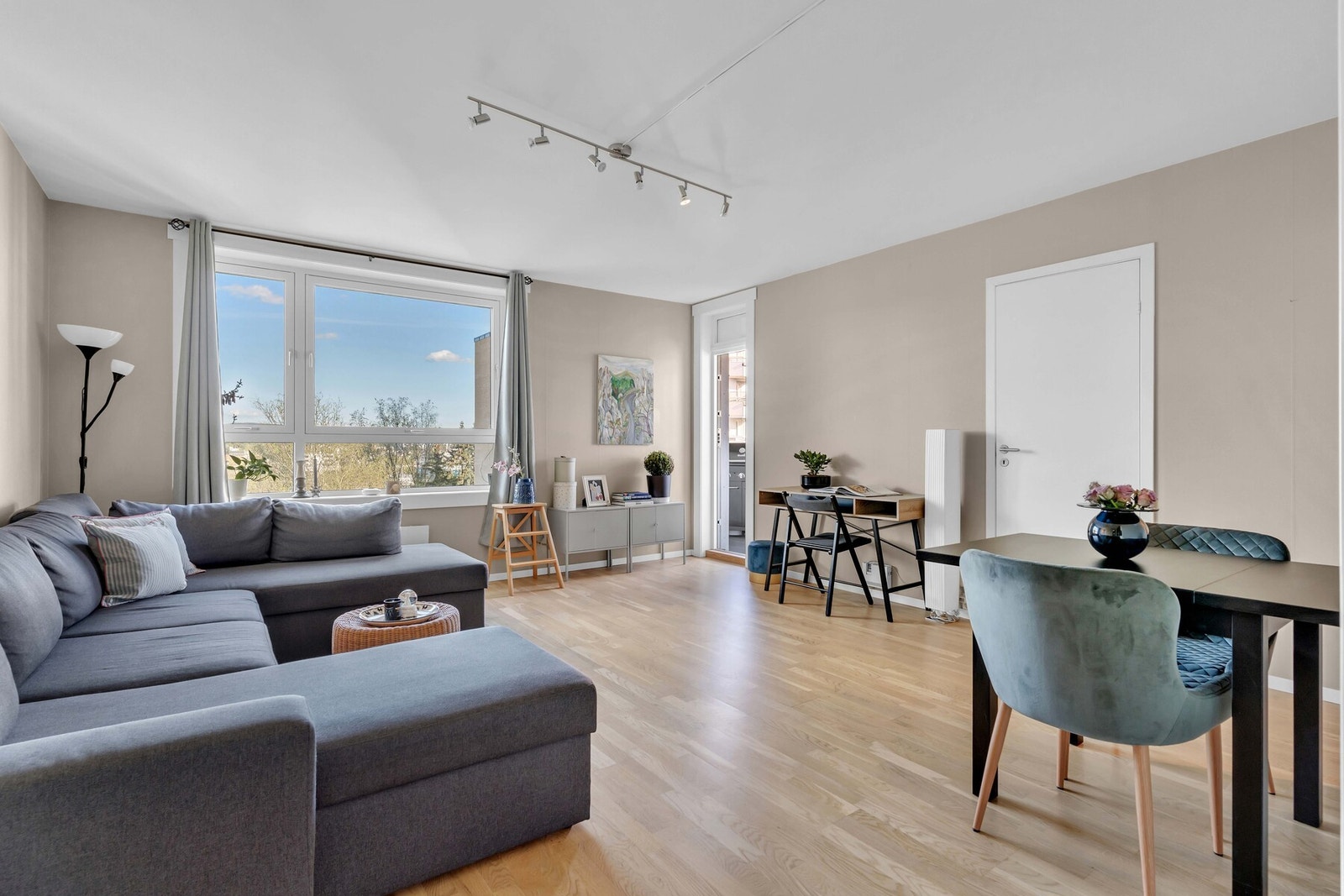 Veggflatene er lysmalte, og gulv er lagt med parkett. Galleribilde