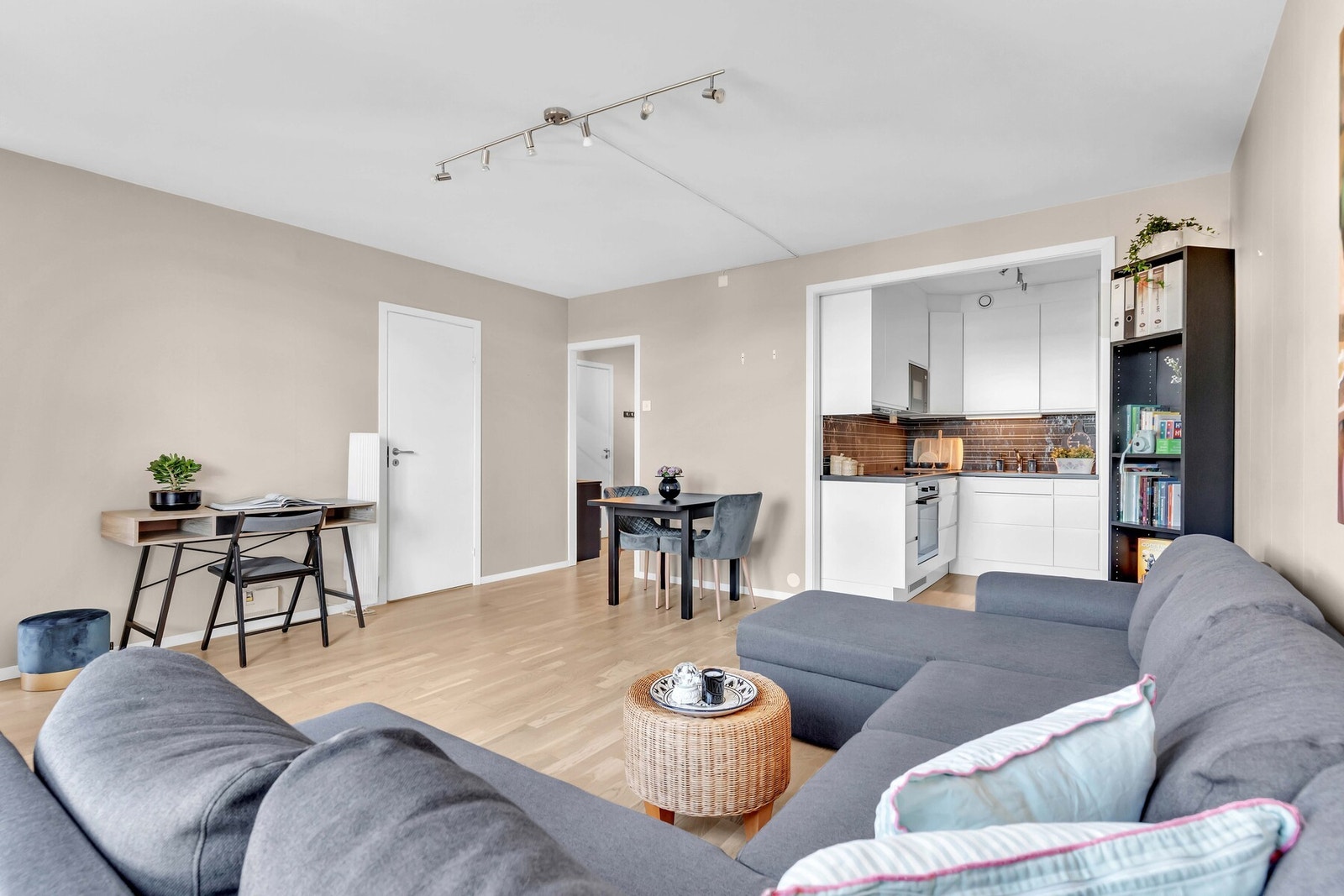 I stuen er det rikelig med plass til både stor sofagruppe og spiseplass. Galleribilde