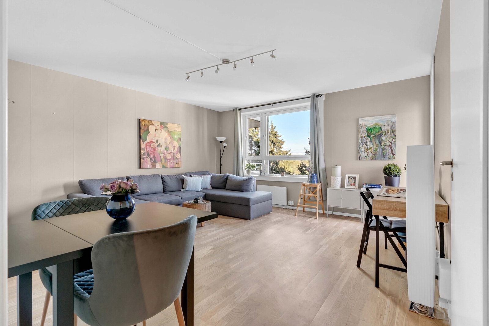 Vi starter i stuen, som er det foretrukne oppholdsrommet. Galleribilde