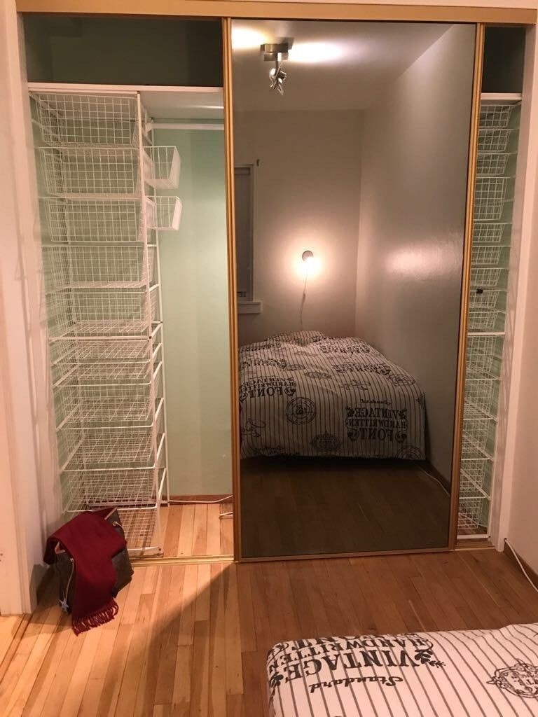 Romslig soverom med plass til dobbeltseng. Galleribilde