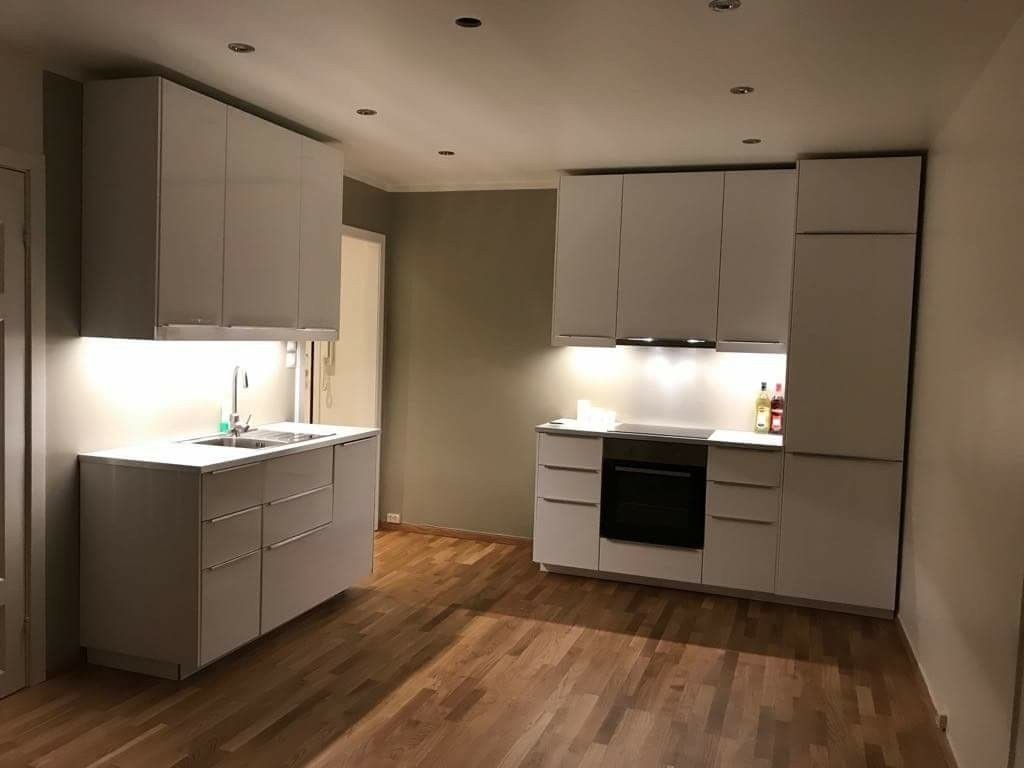 Kjøkken med tilhørende integrerte hvitevarer. Galleribilde