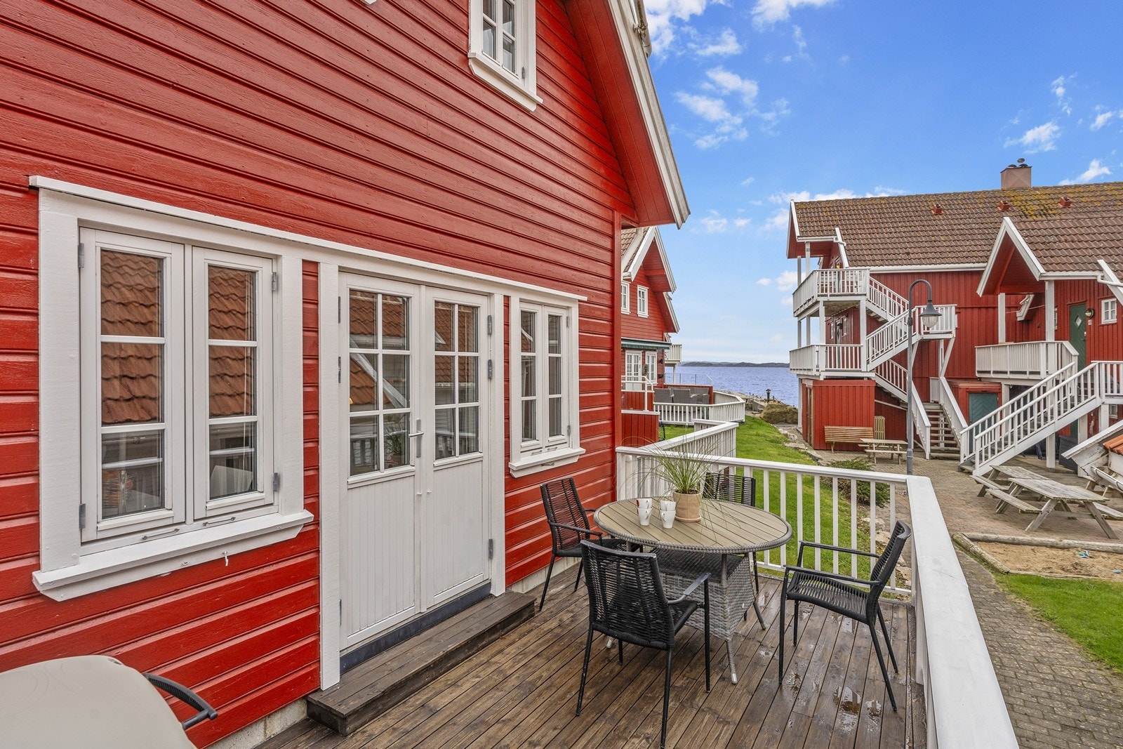 Solrik og fin uteplass med utsikt mot havet . Galleribilde