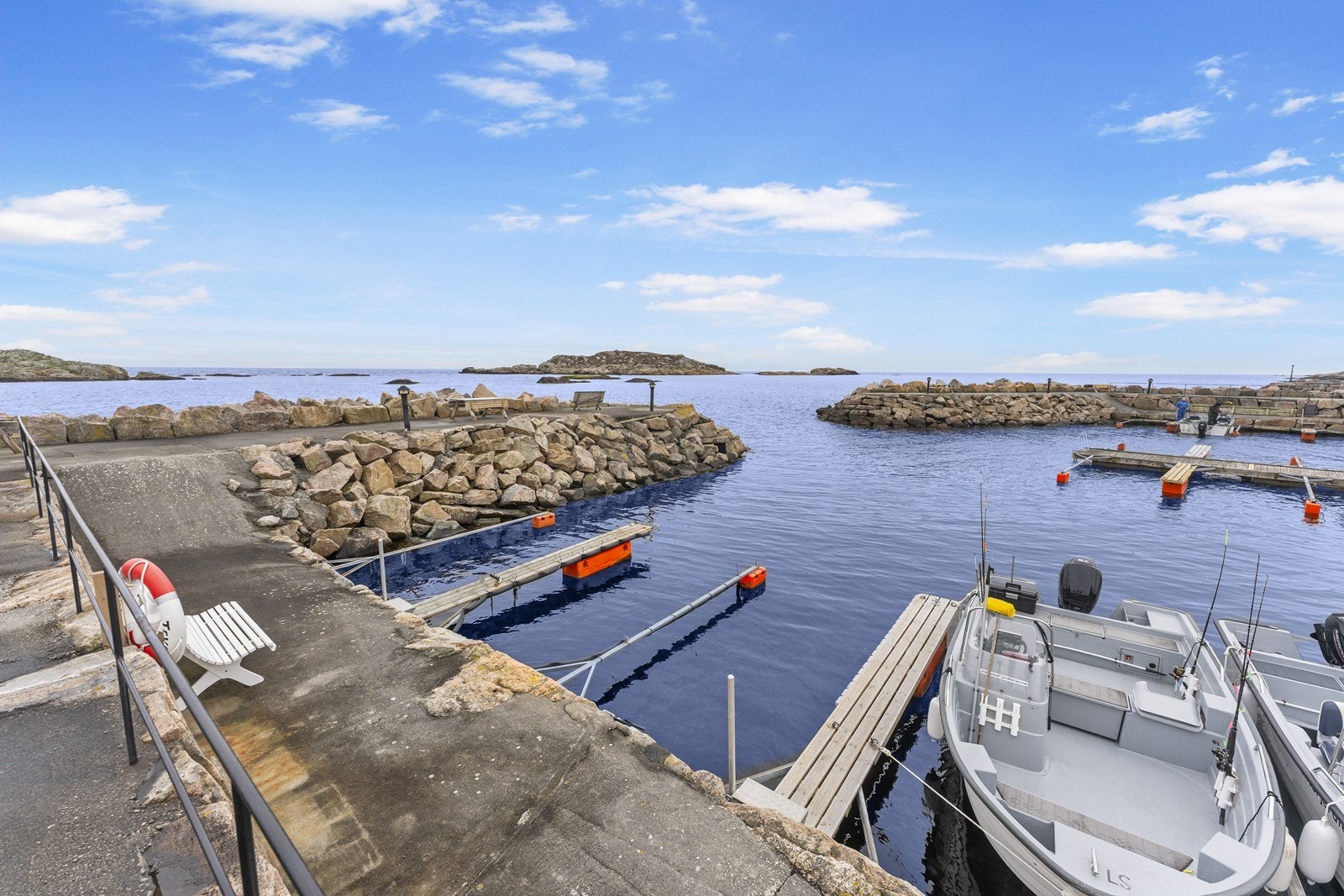 Tilhørende båtplass like ved feriehuset. Galleribilde