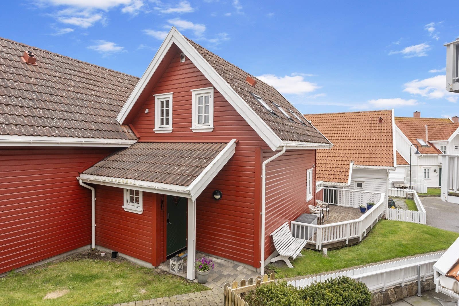 Dette er et ende-rekkehus, og man har uteplass/terrasse på 2 sider. Galleribilde