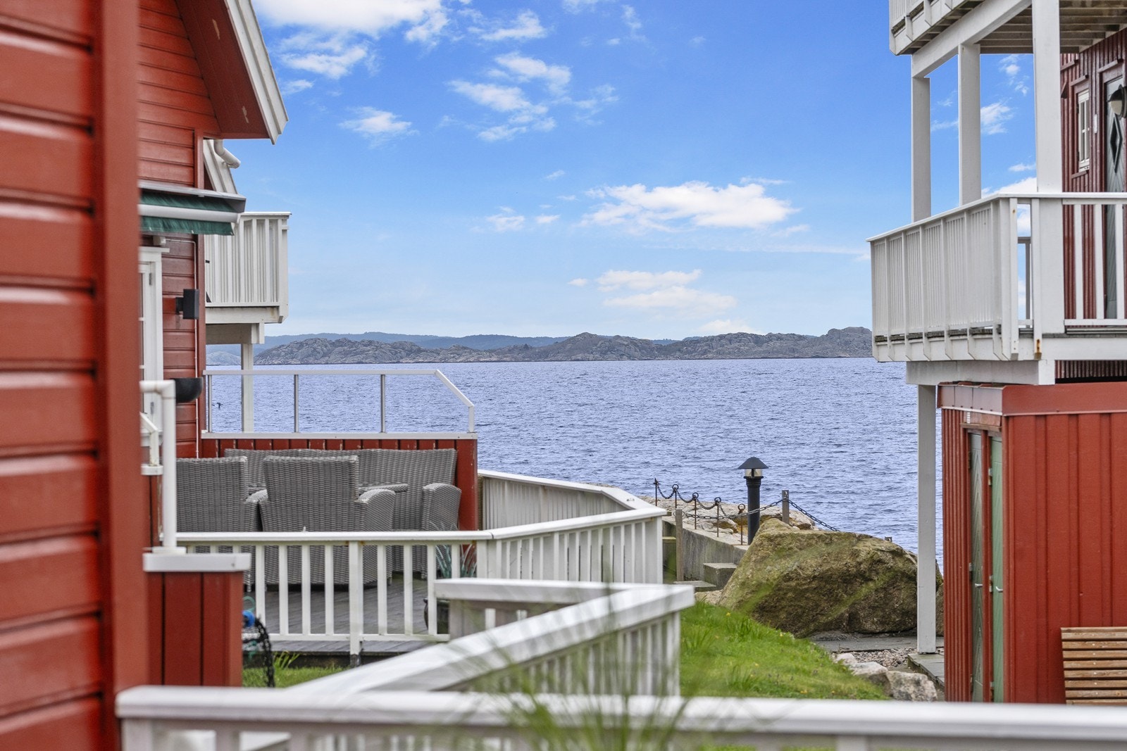 Fin utsikt mellom husene og ut over havet. Galleribilde