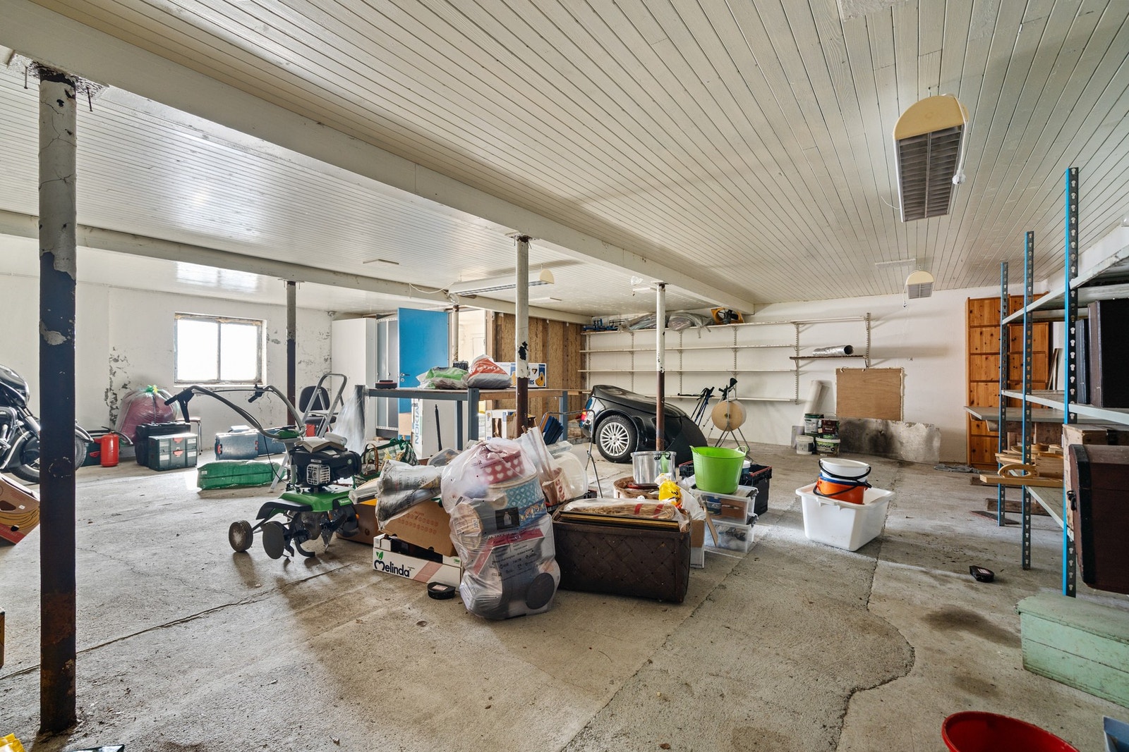 Bilde tatt innvendig i fjøset. Galleribilde