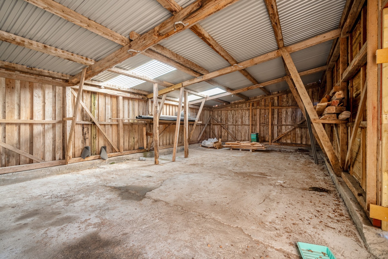 Bilde tatt innvendig av låven Galleribilde