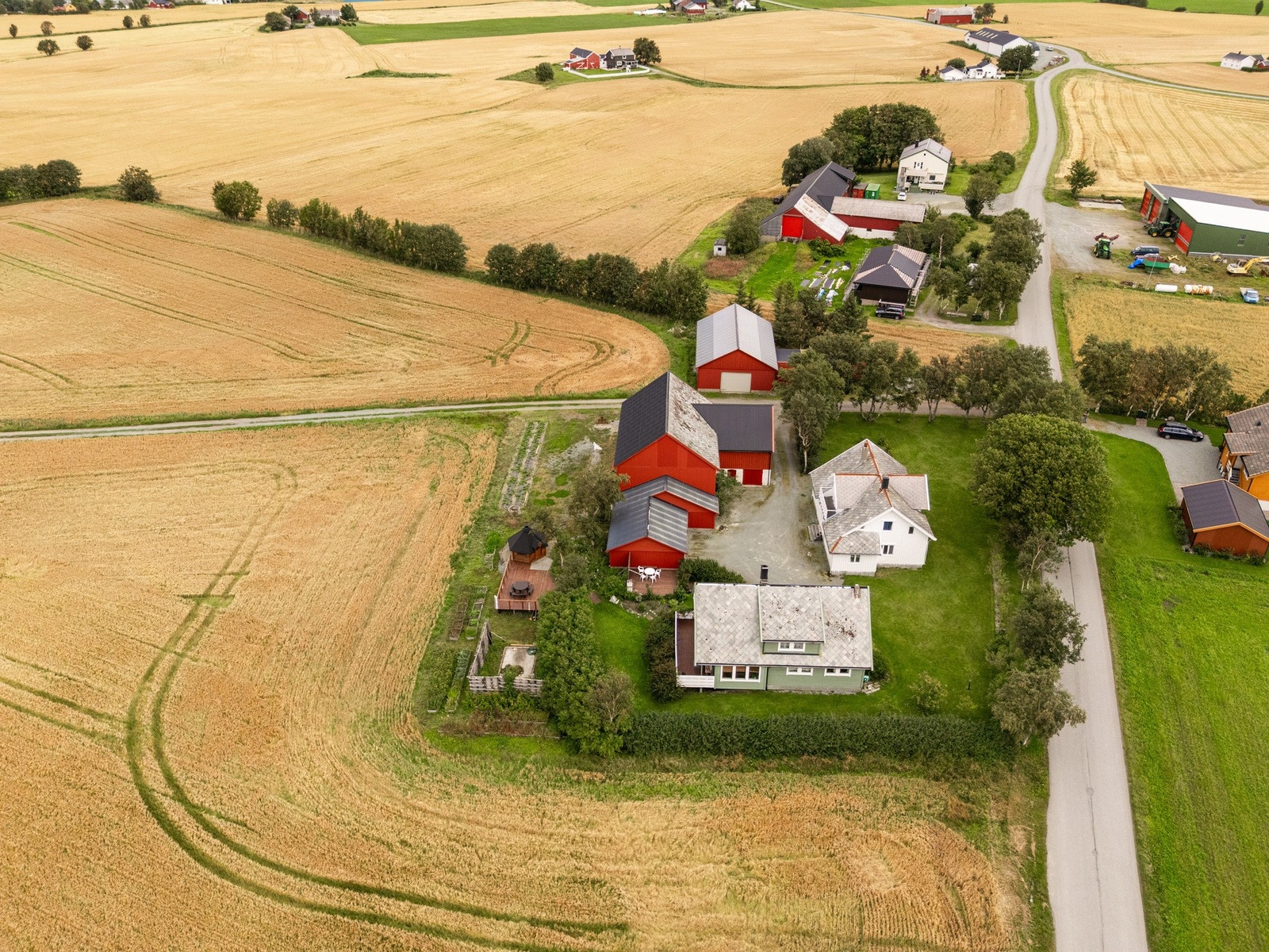 På tunet står en grønn enebolig. Gammelstua. Fjøs med låve og garasje. Verksted og garasje. Galleribilde