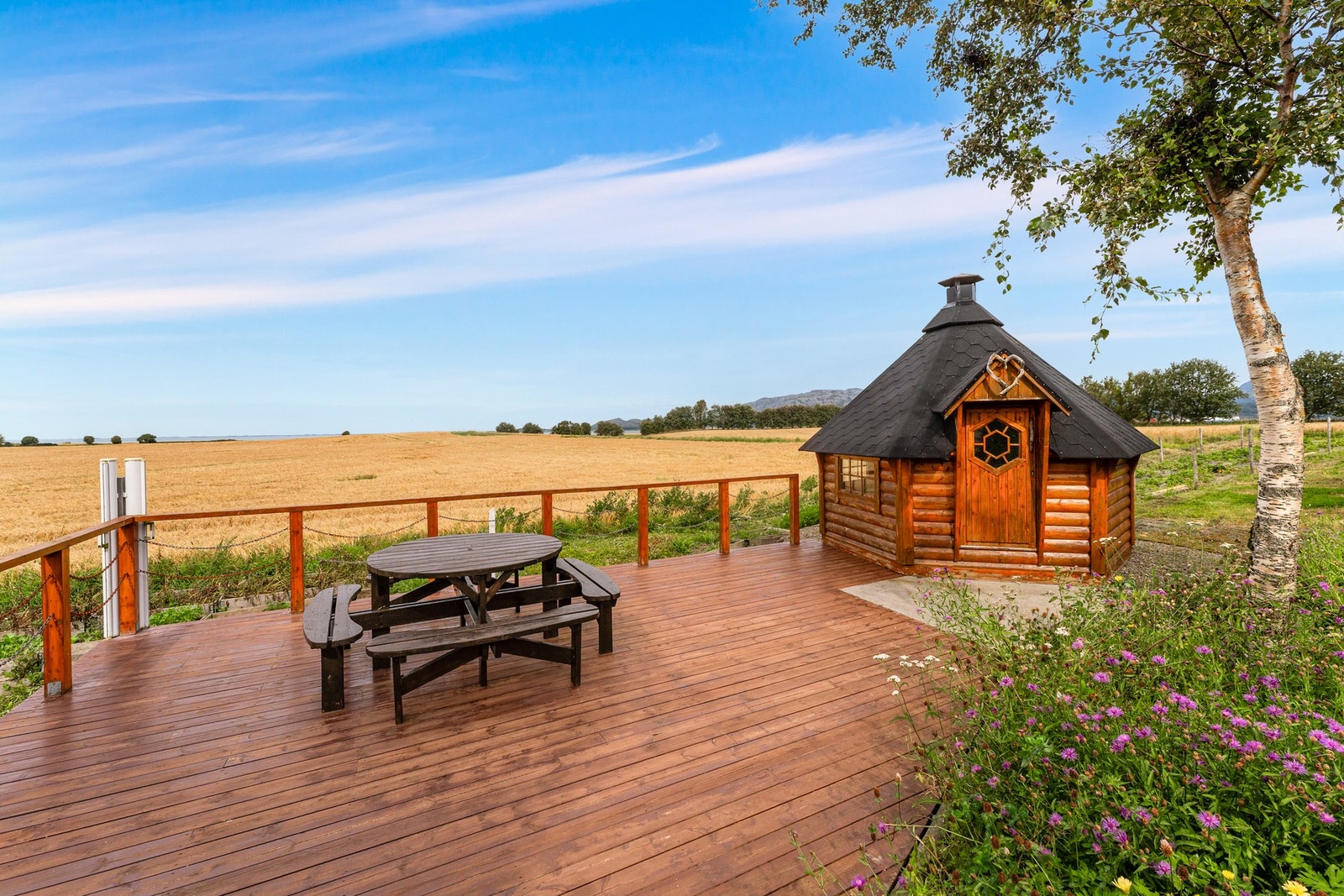 Det er bygd platt og egen grillhytte som ligger nedenfor eneboligen. Galleribilde