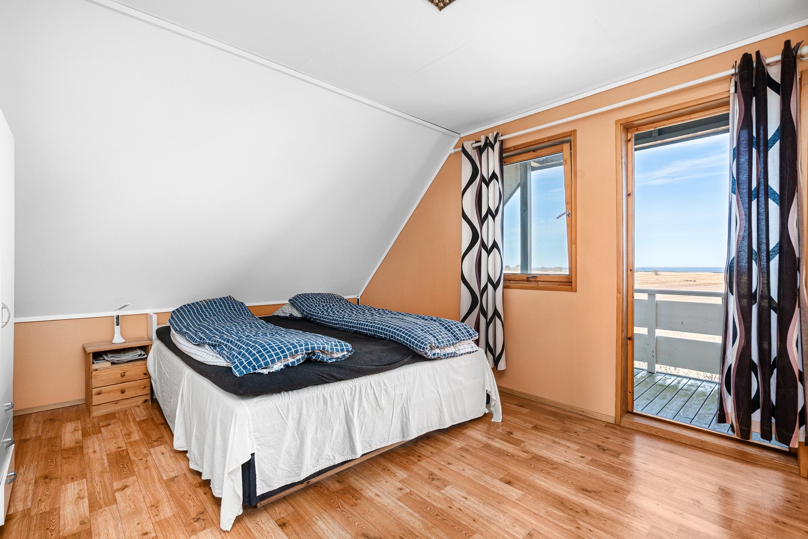 Hovedsoverom med utgang til balkong. Galleribilde