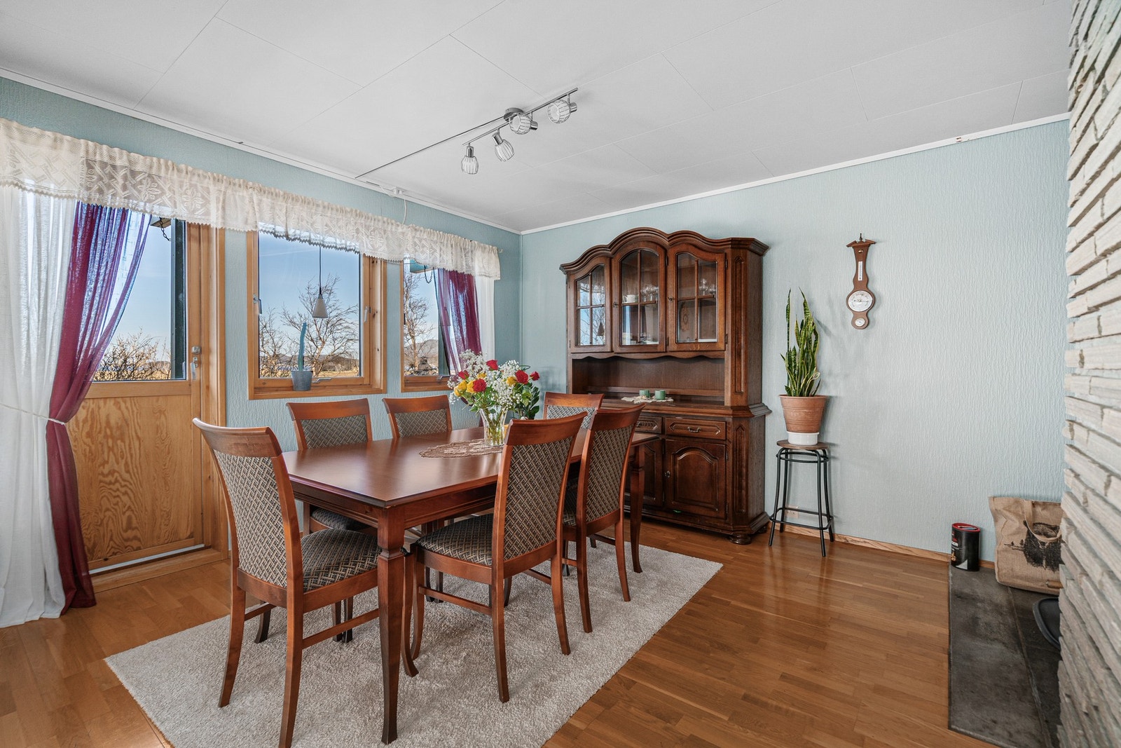 Spisestue med utgang til veranda. Galleribilde