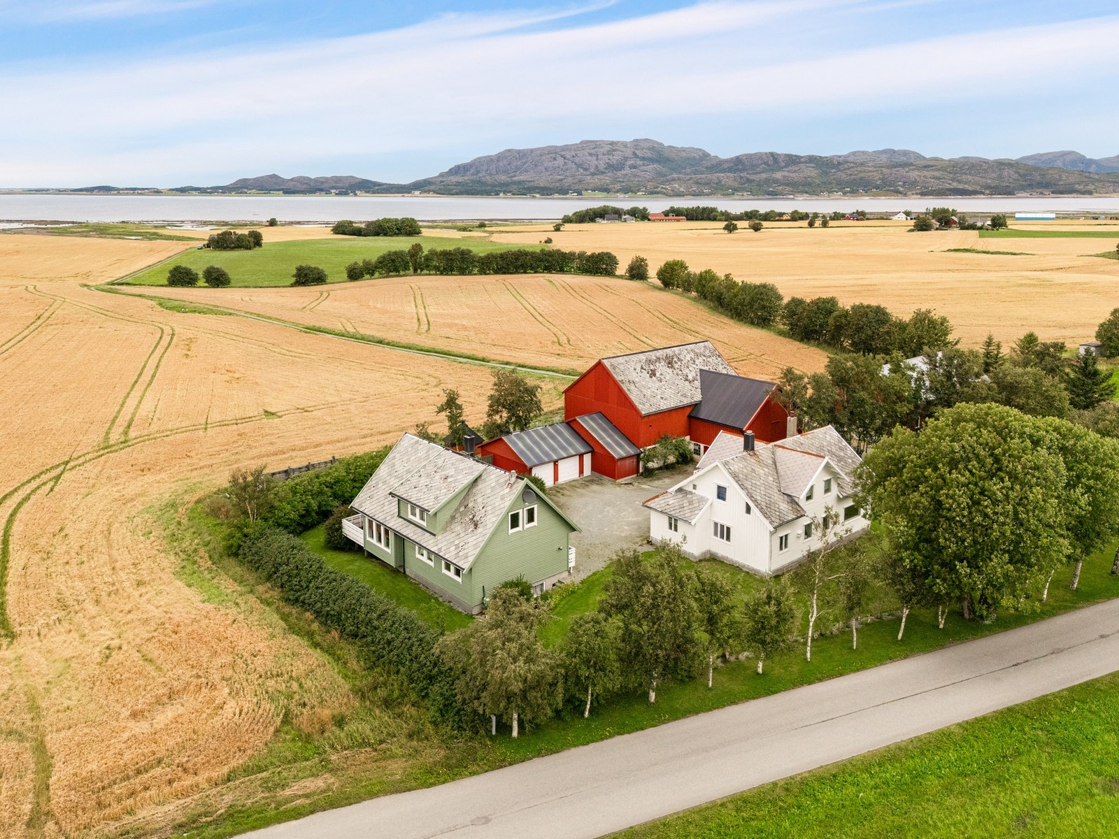 Tunet og tomta rundt er på ca 26 mål totalt. Galleribilde