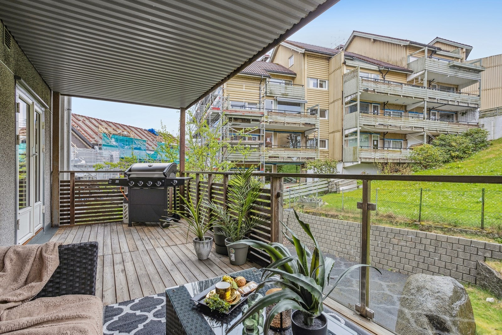 Fra soverom 3 er det utgang til sørvendt balkong på ca. 15,2 m². Her er elektrisk- og gass grilling tillatt! Galleribilde