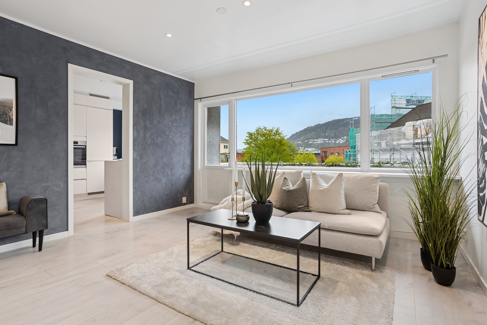 Stuen har flere naturlige soner for å samle husstanden til både middag og tv titting Galleribilde