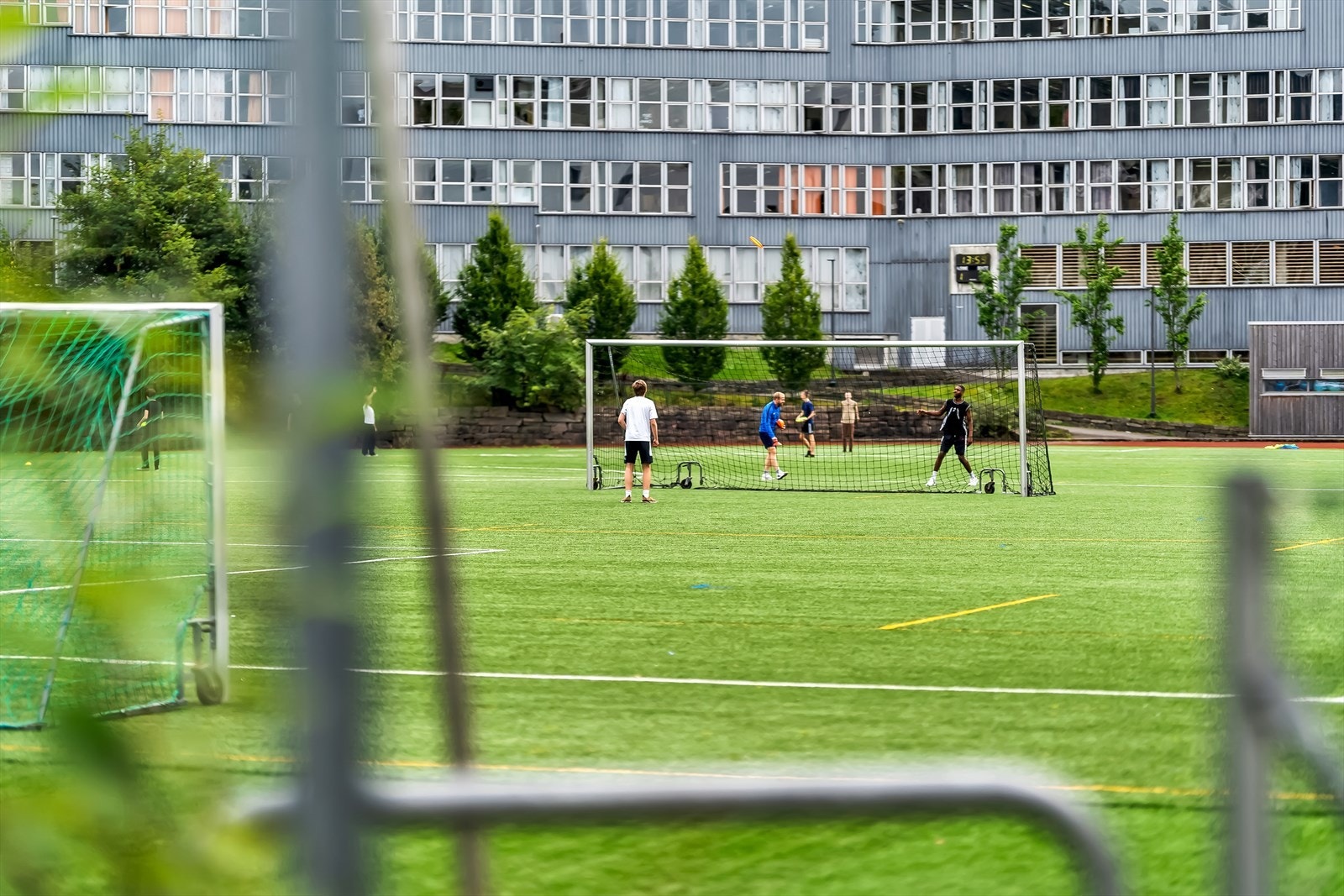 Krohnsminde Idrettsplass benyttes i dag av en rekke fotballklubber, deriblant Ny-Krohnborg IL, SK Trane og Baune S.K. På dagtid brukes banen av nærliggende skoler. Galleribilde
