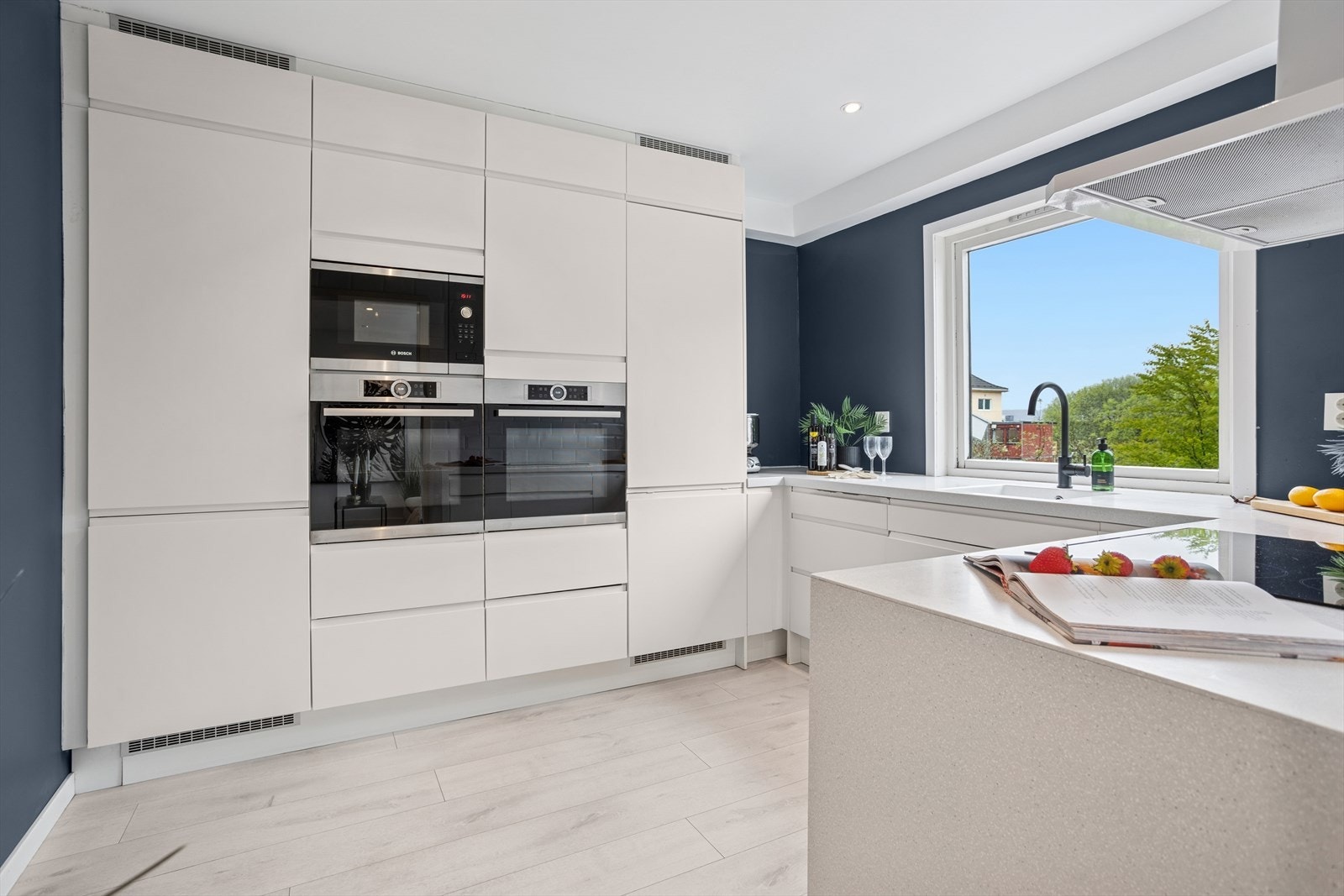 Kjøkket er levert av Epok og er fra 2015. Integrerte og påkostede hvitevarer Galleribilde