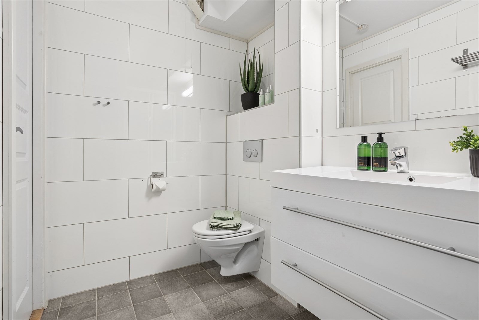 Baderommet er fra 2010 og har fliser på vegg og gulv. Mekanisk avtrekk og vegghengt toalett. Galleribilde