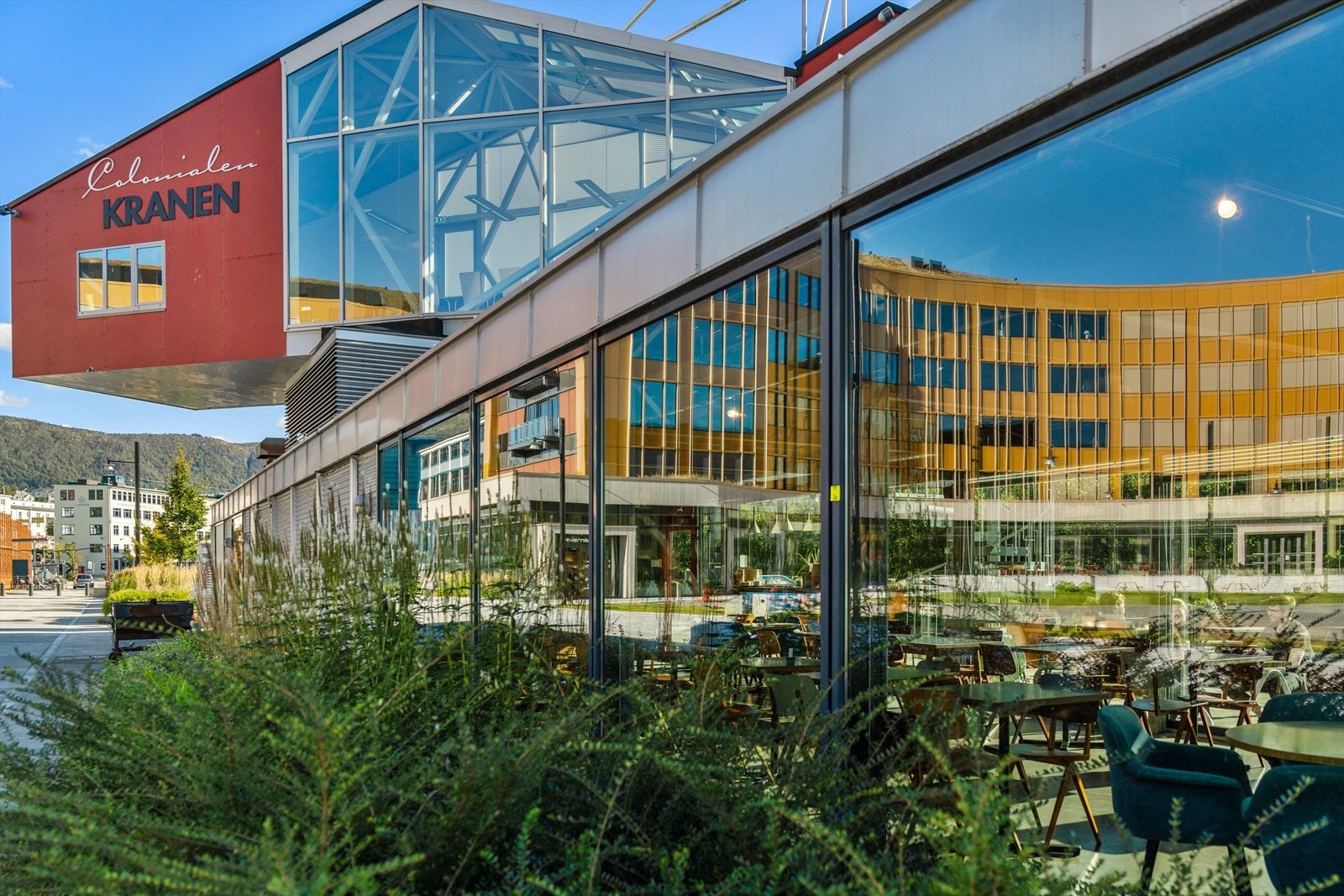 Nær Solheimsviken båthavn finner du den kjente restauranten Kranen, og området er også kjent for Solheimsviken Næringspark. Galleribilde