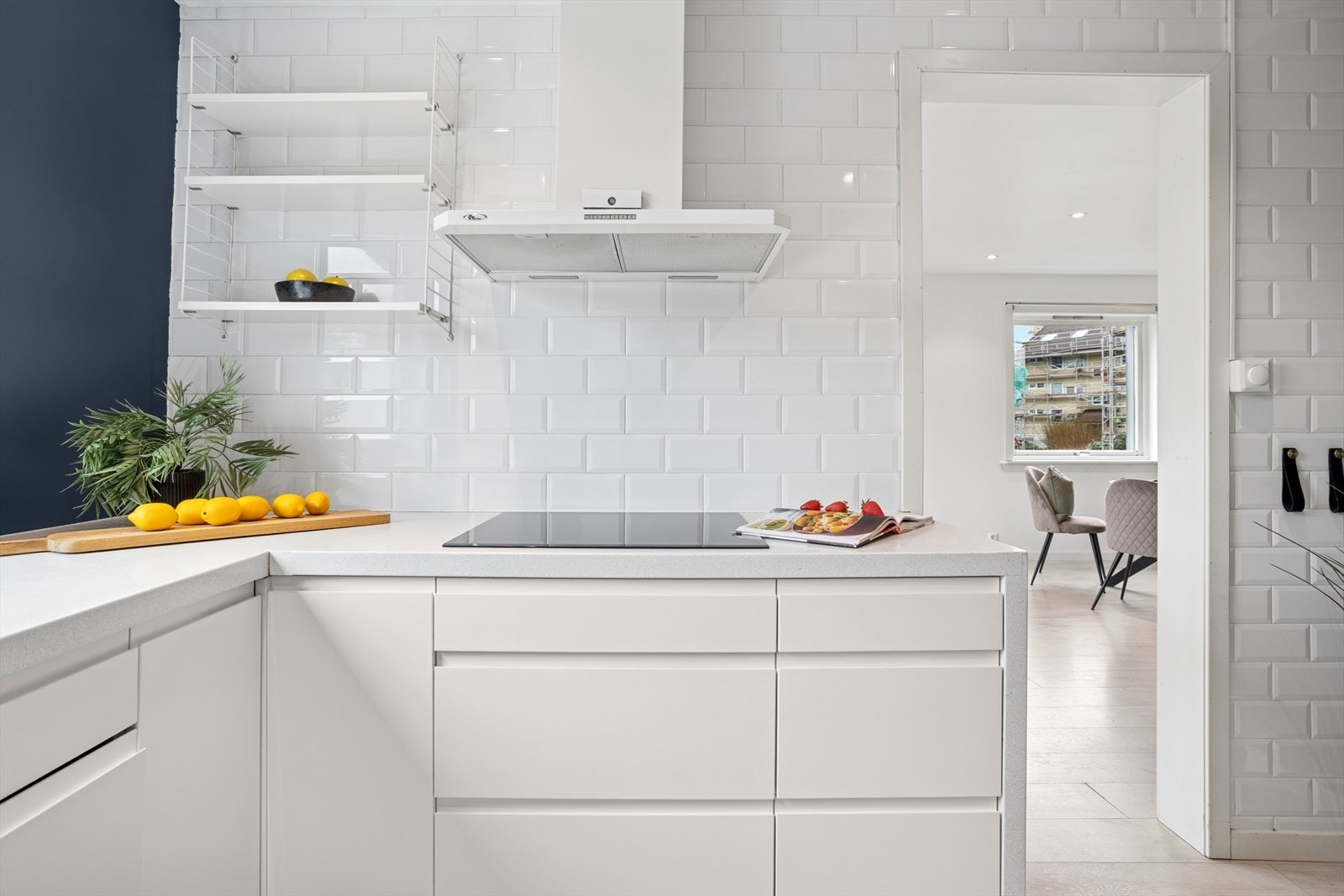 Fliser over benkeplate og platetopp gjør renholdet enkelt og praktisk. Galleribilde