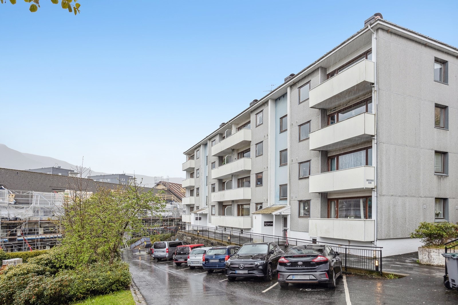 Borettslaget disponerer felles parkeringsplasser, samt tre garasjeplasser som fordeles etter ansiennitet. Elbillader er tilgjengelig og bruk faktureres via personlig ladebrikke. Galleribilde