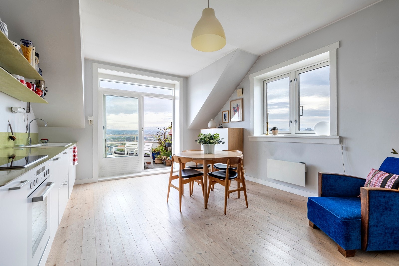 Romslig og lys stue med god takhøyde (2,65 m) Galleribilde