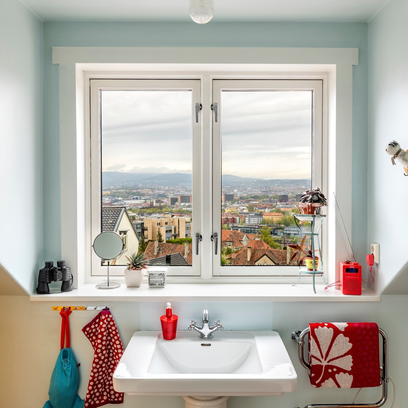 Det er nydelig utsikt fra badet også Galleribilde