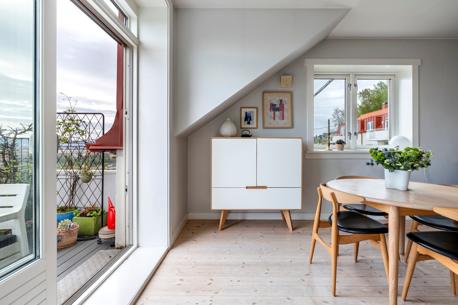 Topp-/endeleilighet med naturlig lysinnslipp fra syd, øst og nord Galleribilde
