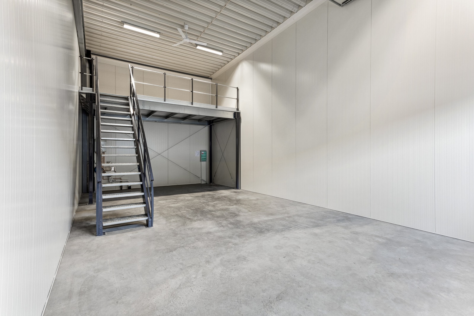 Vi tilbyr mesanin som tilvalg. Bildet viser 17 kvm mesanin i 72 kvm lagerseksjon. Galleribilde