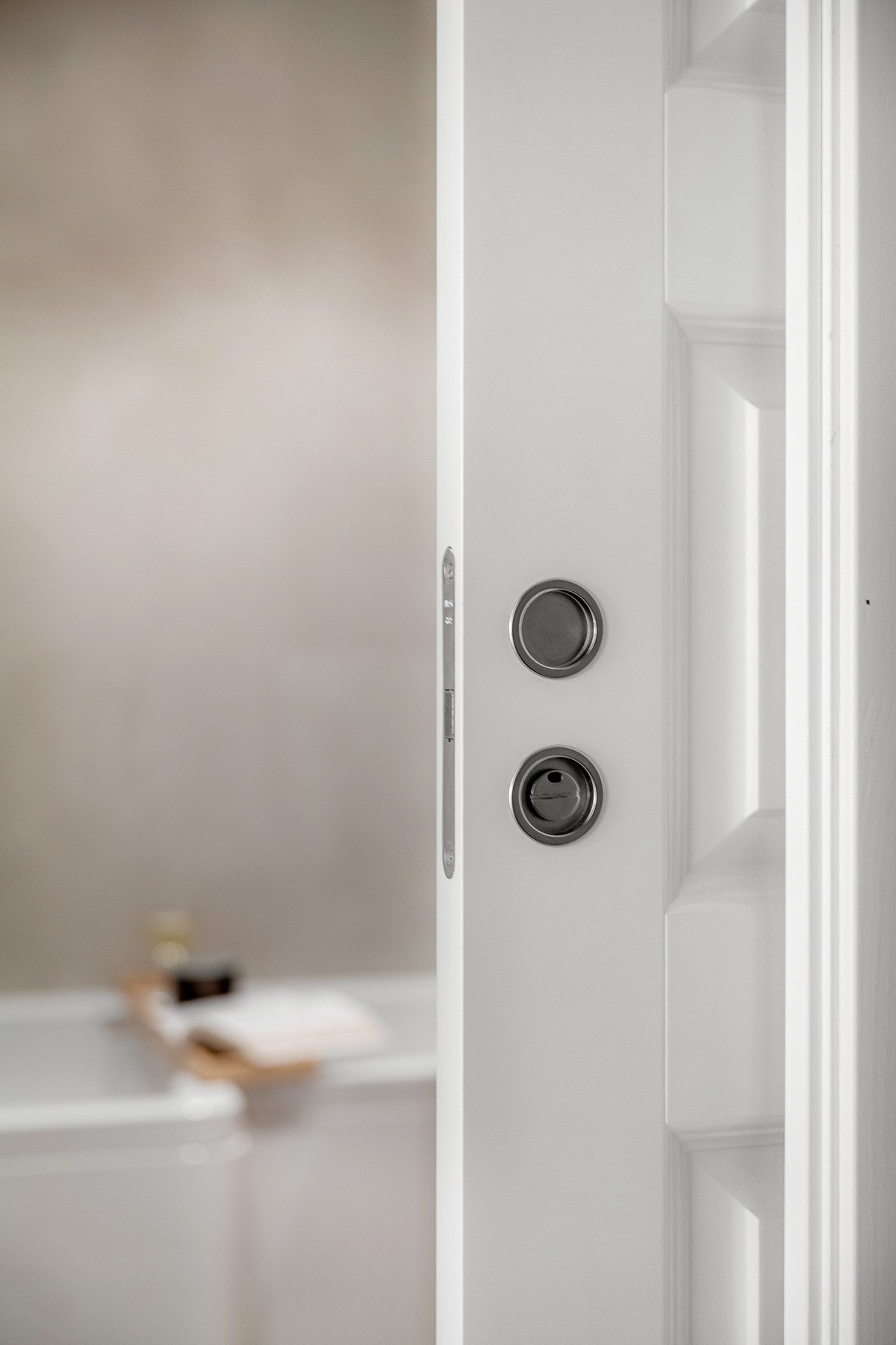 Inn til badet er det montert en plassbesparende skyvedør med lås. Galleribilde