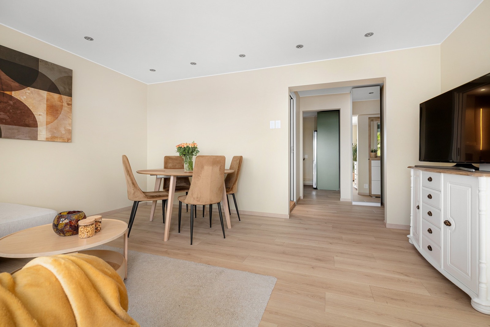 Overflatene er helsparklede, malt i delikate fargevalg. Galleribilde