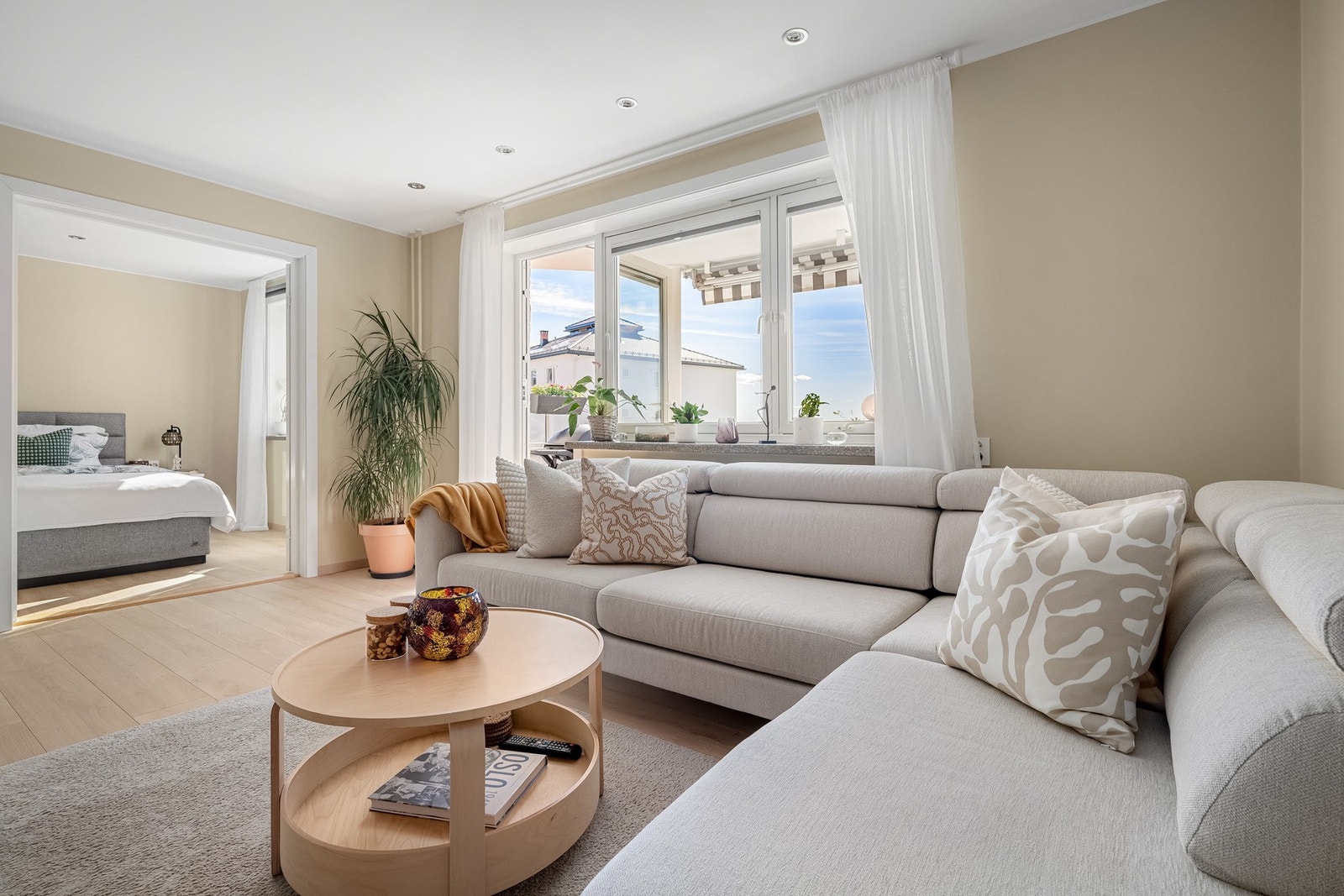 Gulvet er gjennomgående belagt med enstavs laminat (Pergo) fremstilt av 100 % gjenvunnet tre. Galleribilde