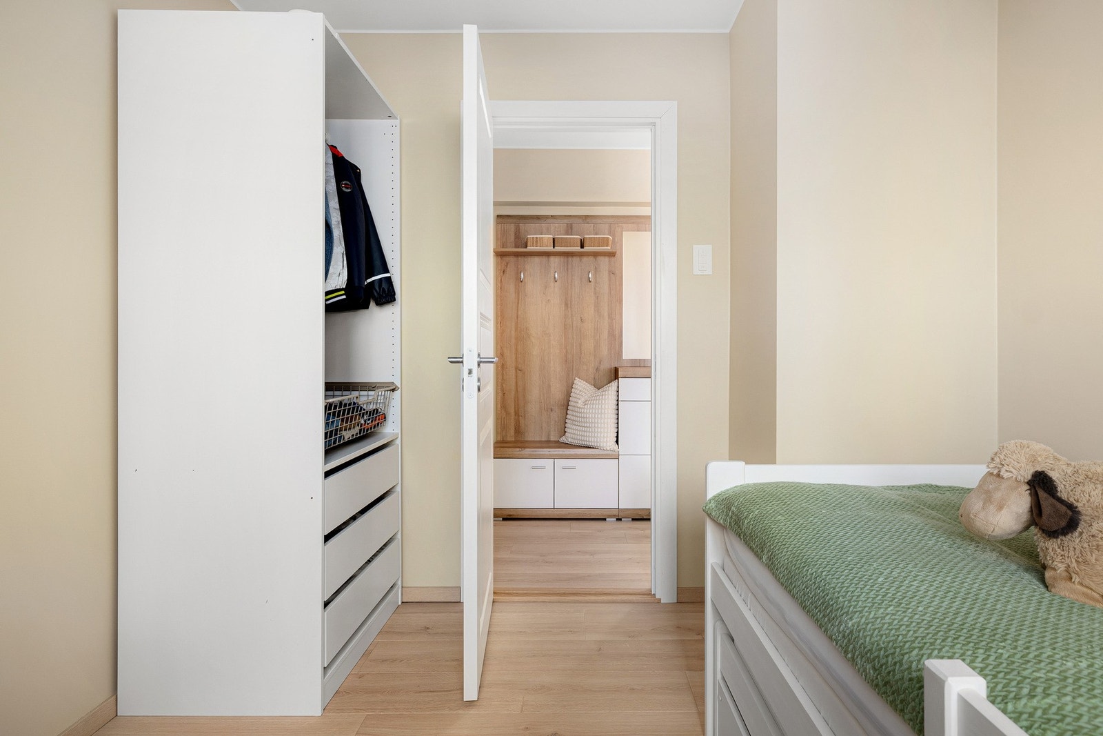 Garderobeskapet medfølger handelen. Galleribilde