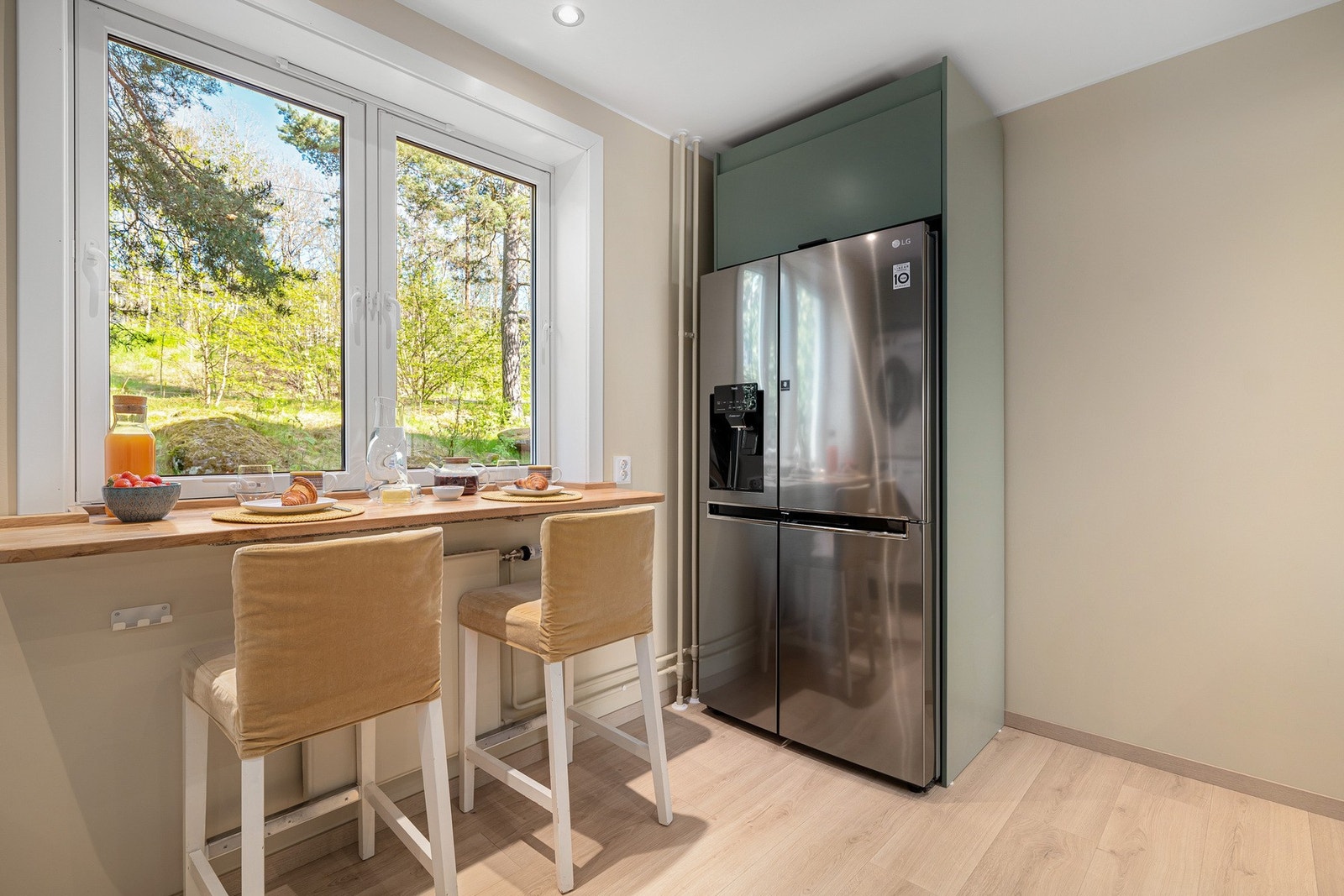 Nisjen egner seg godt for plassering av kjøleskap og gir en praktisk utnyttelse av arealet. Galleribilde