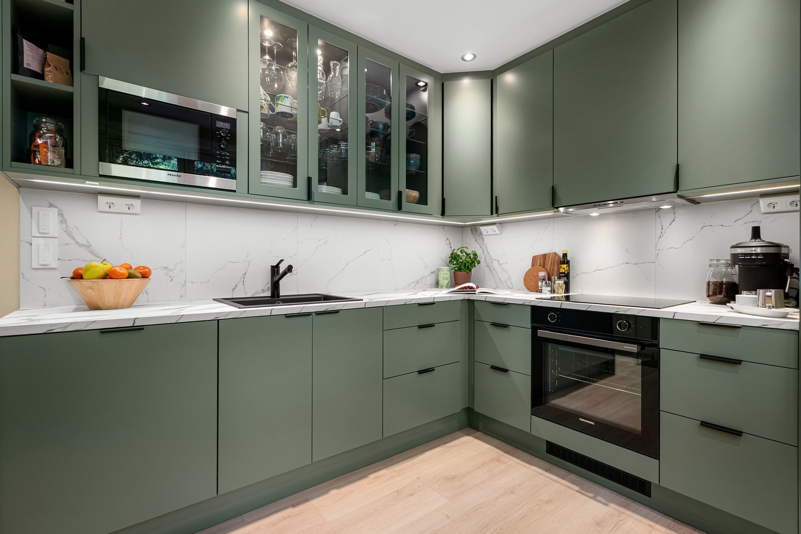 Innredningen er ny i 2023 og har glatte fronter i en nydelig grønn-tone kombinert med benkeplate av laminat i marmor-preg. Galleribilde