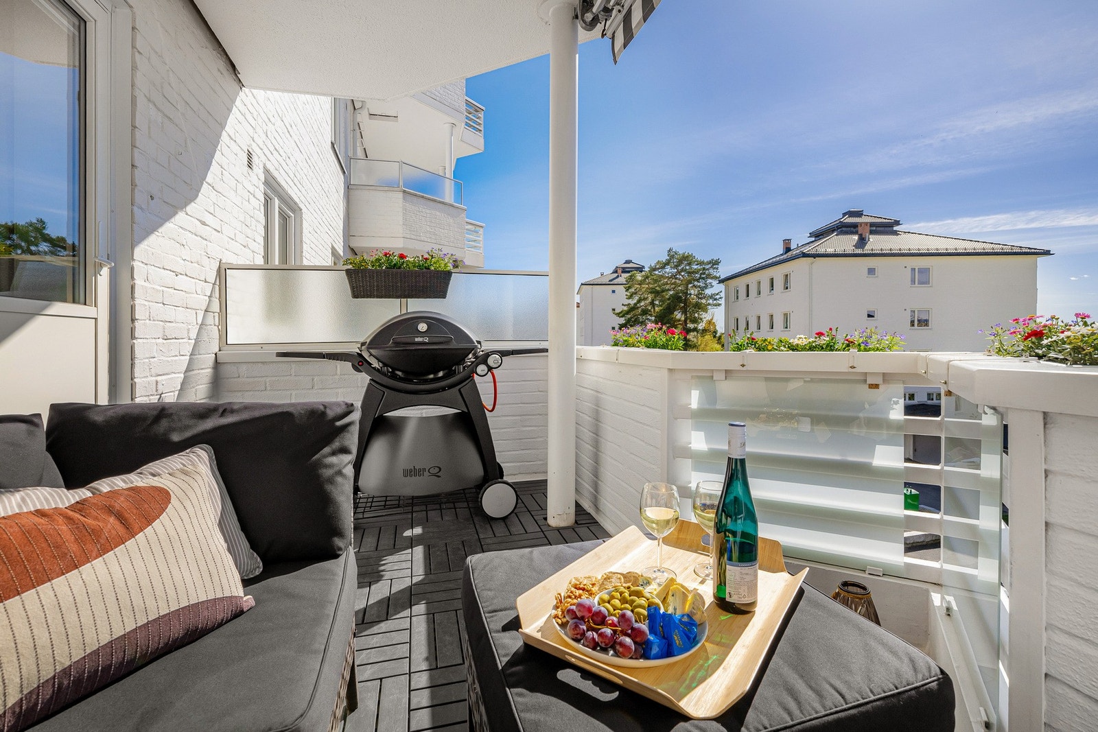 Du har god plass til utemøblement, grill og beplantning. Iht. husordensreglene er det tillatt med både gass- og elektrisk grill. Galleribilde