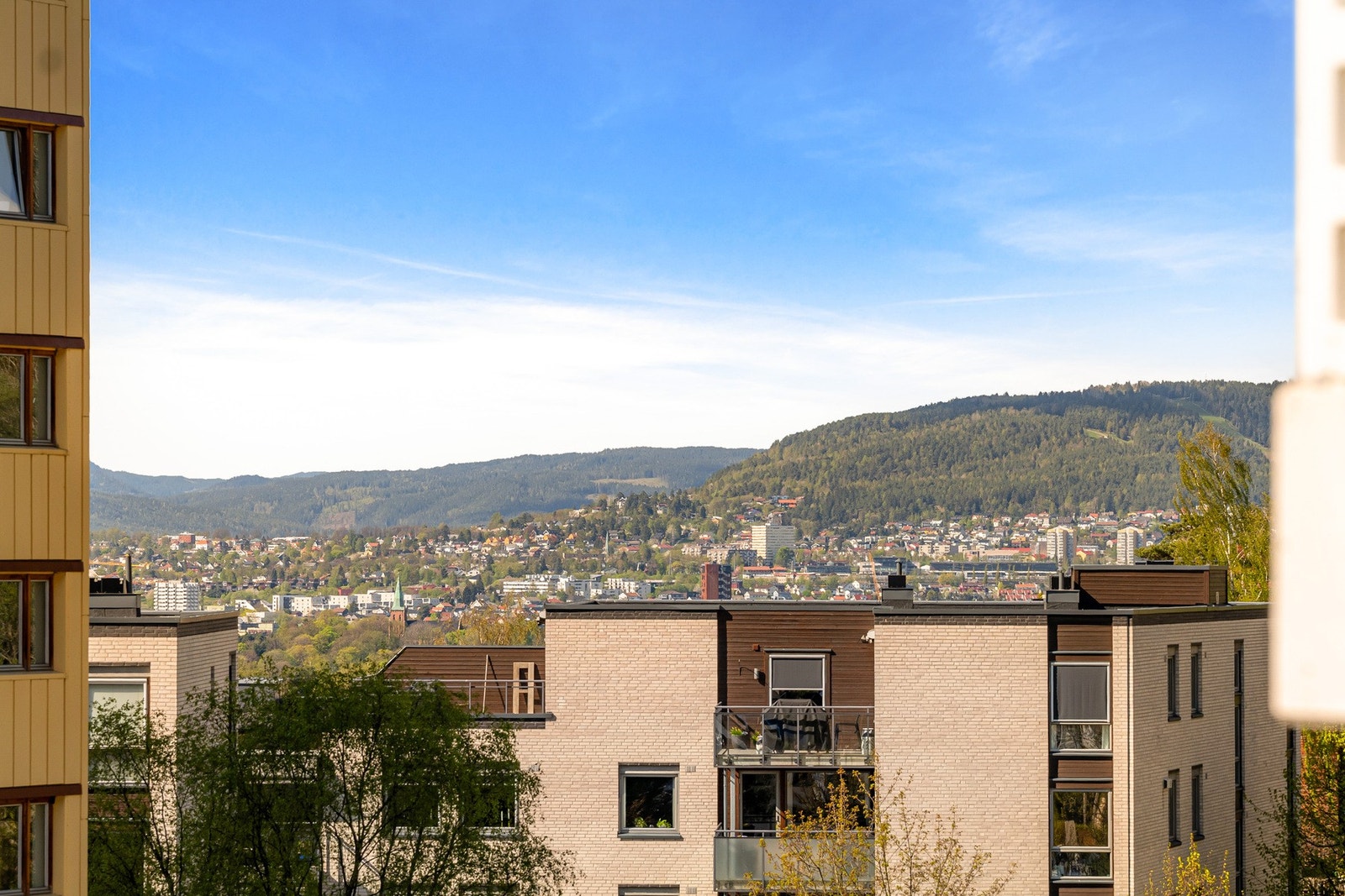 Balkongen vender mot vest, og har utmerkede solforhold. Galleribilde